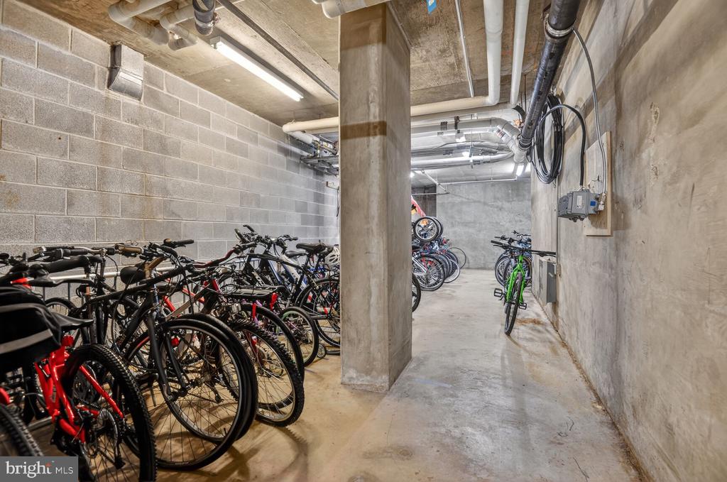 1808 OLD MEADOW ROAD Unit: 1105