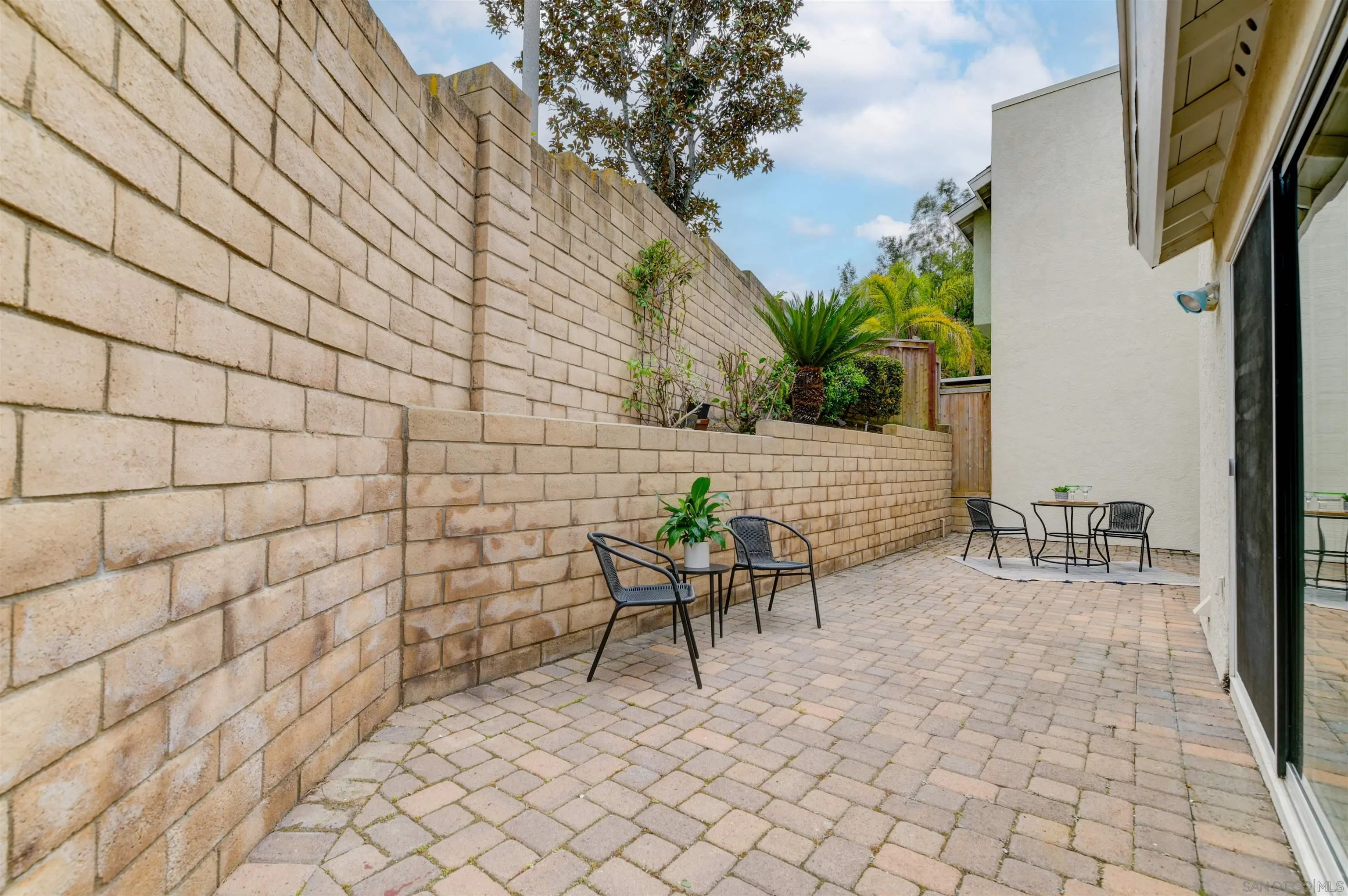 2401 Maravilla Way