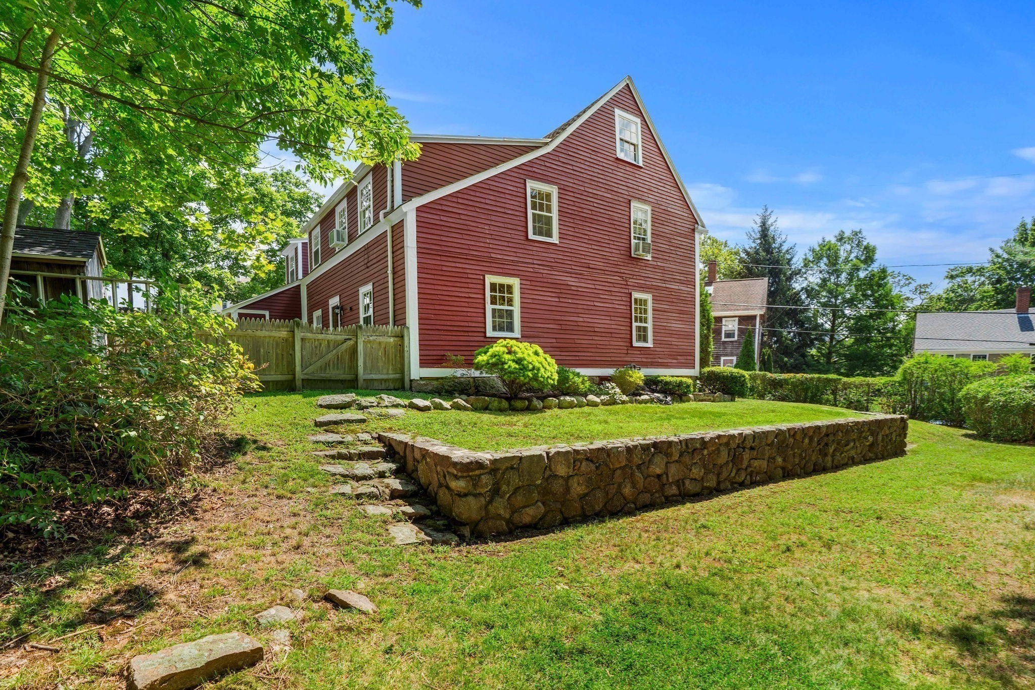 25 Bennett St