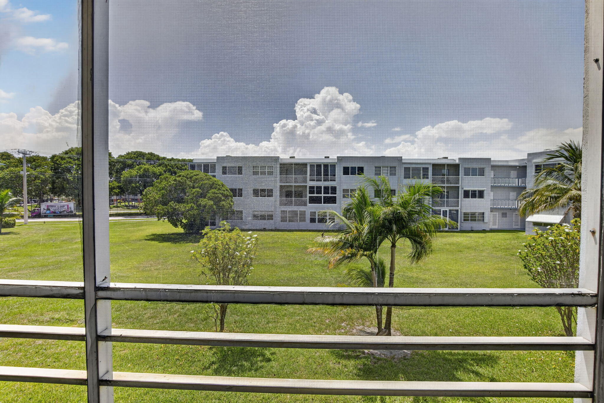 2200 PARK Lane 208