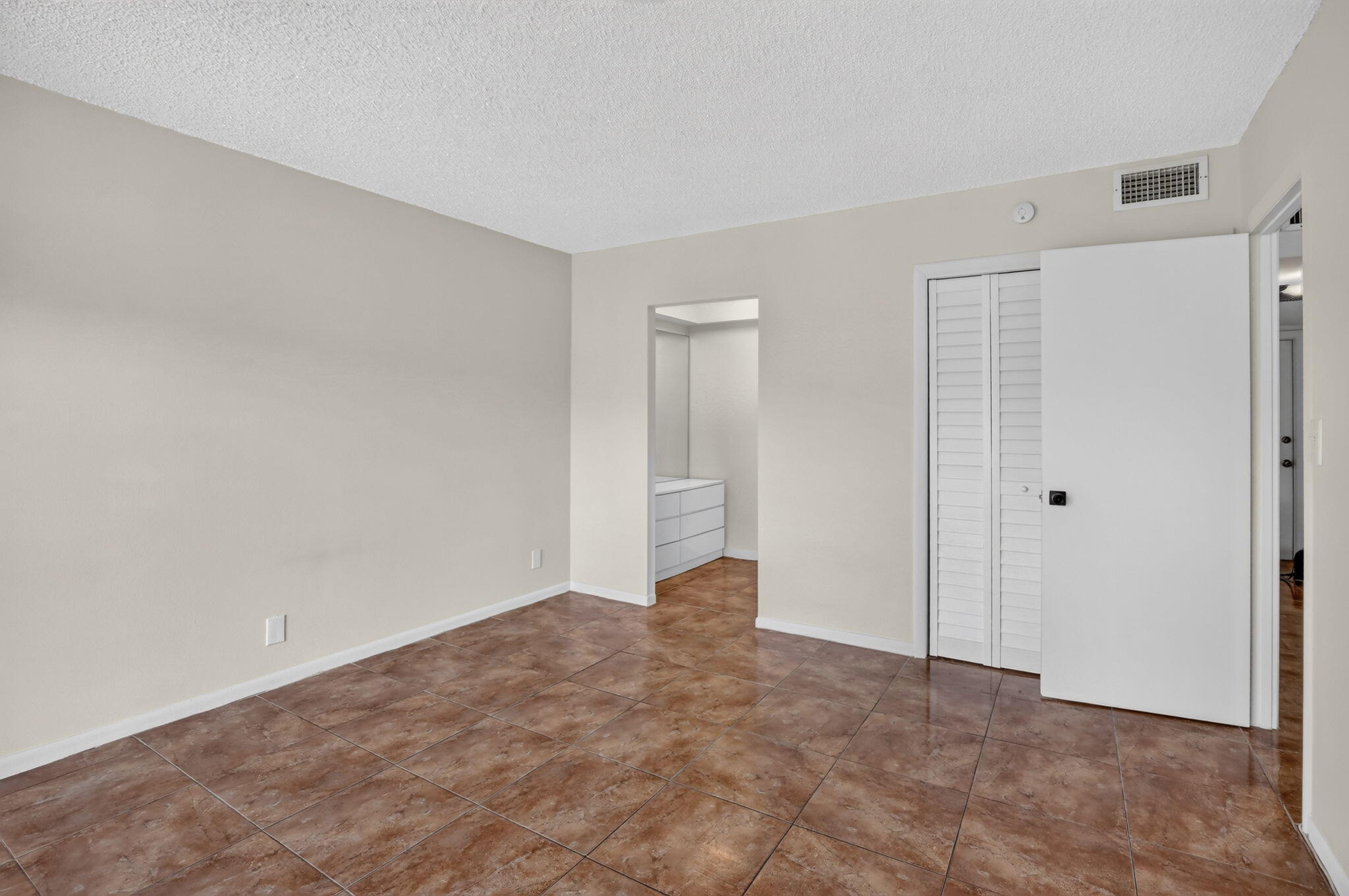 2200 PARK Lane 208