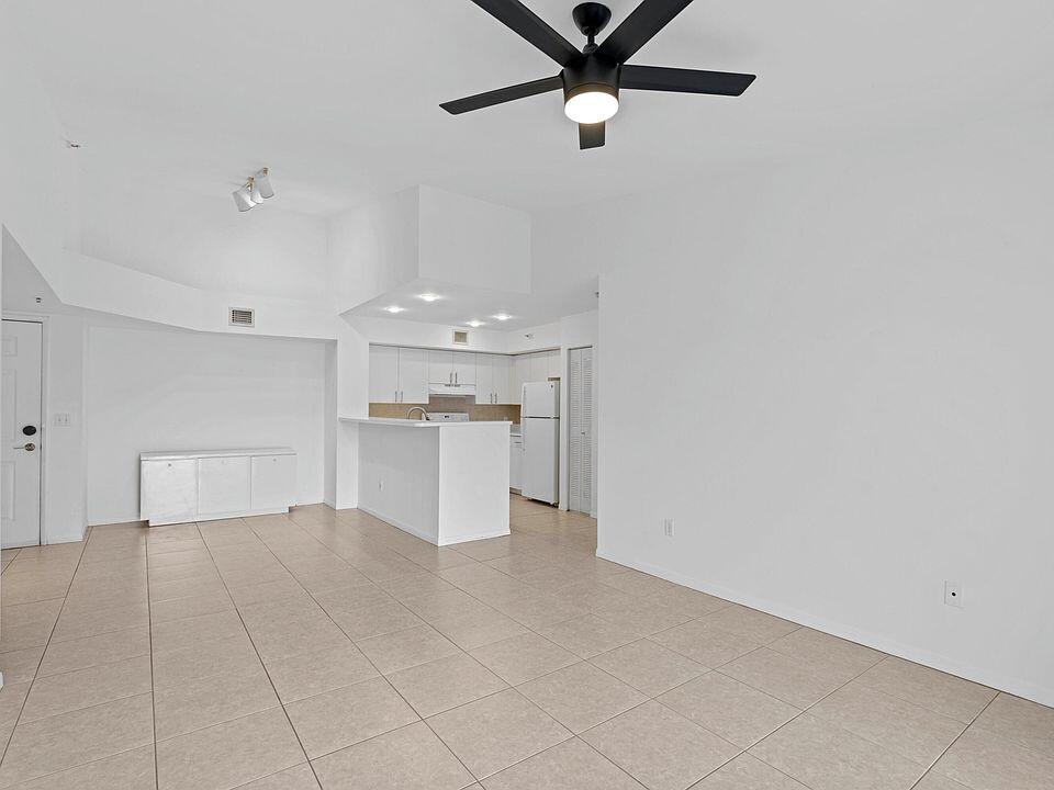 135 Yacht Club Way 305