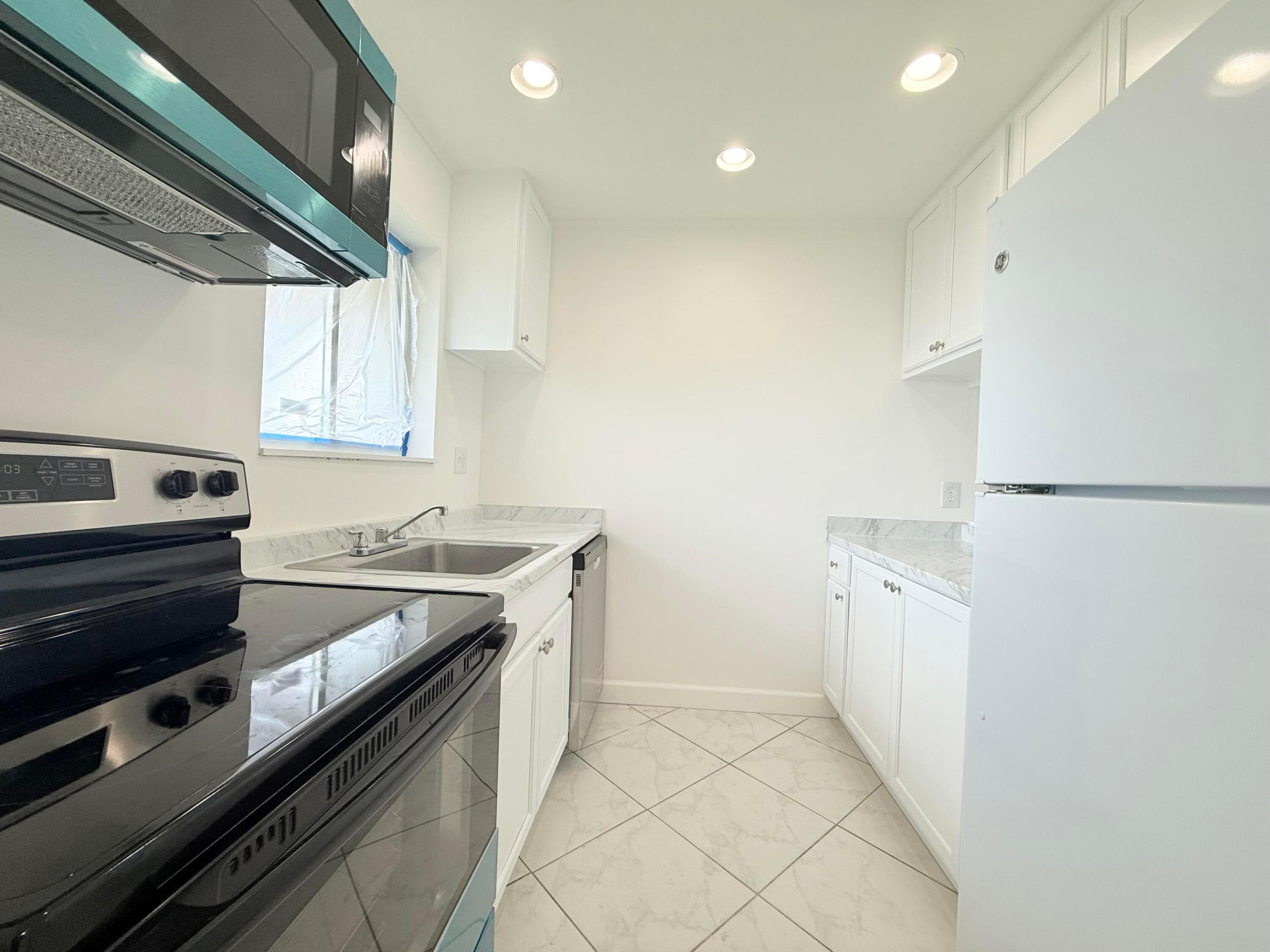 6106 FOREST HILL Boulevard 204