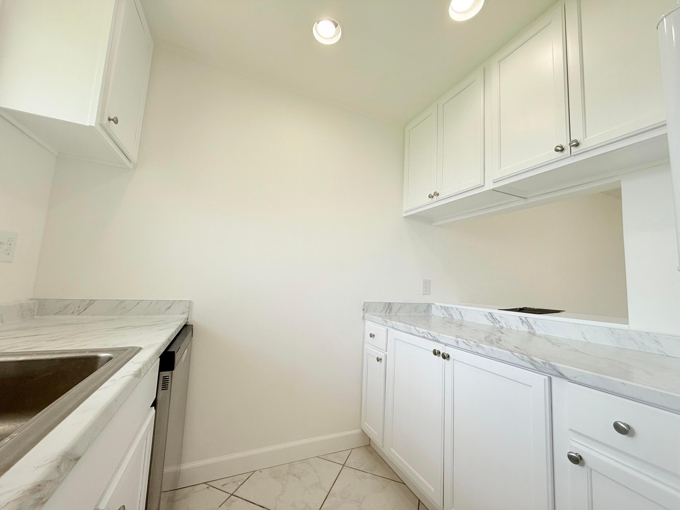6106 FOREST HILL Boulevard 204