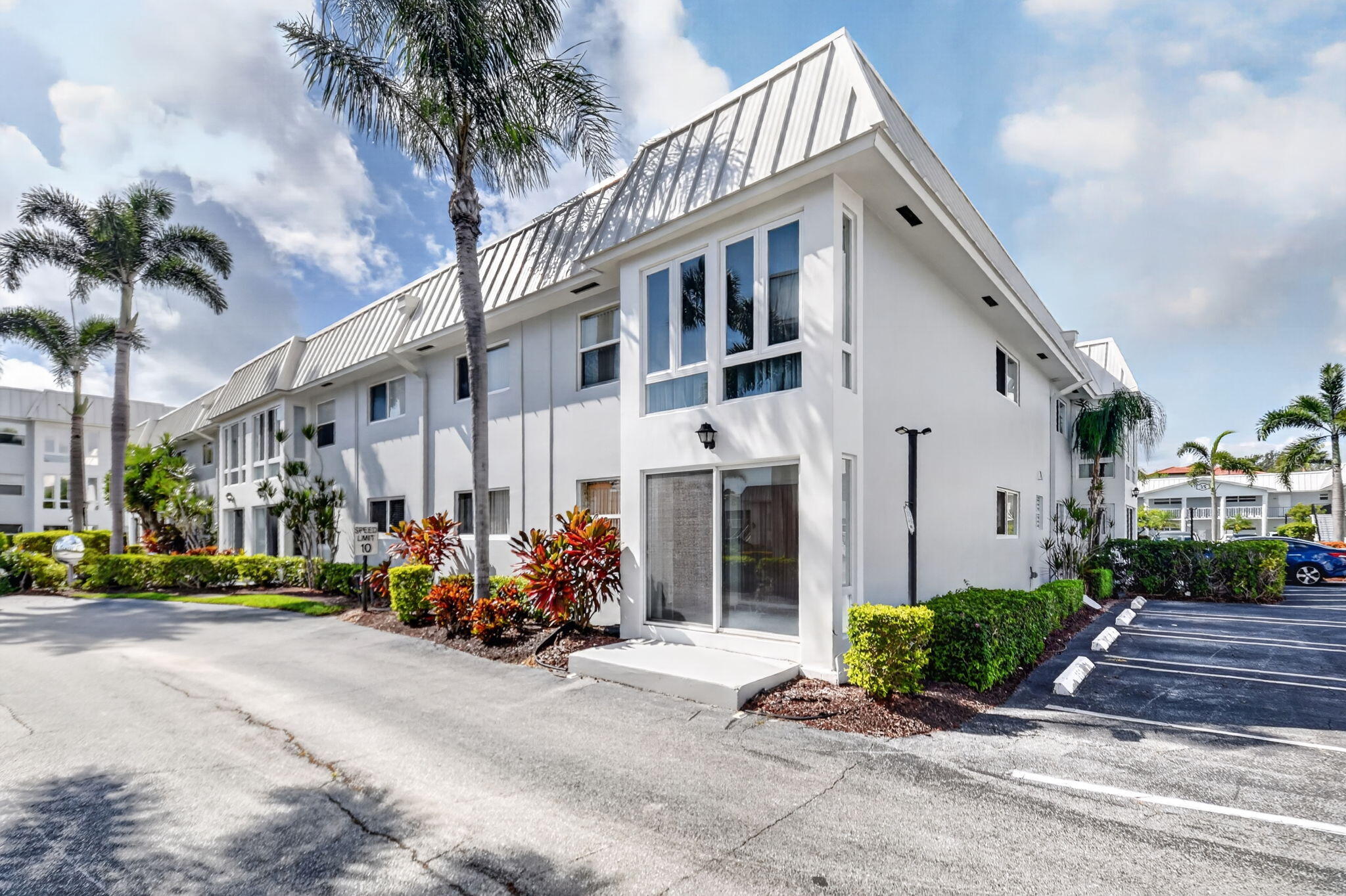 32 COLONIAL CLUB Drive 102