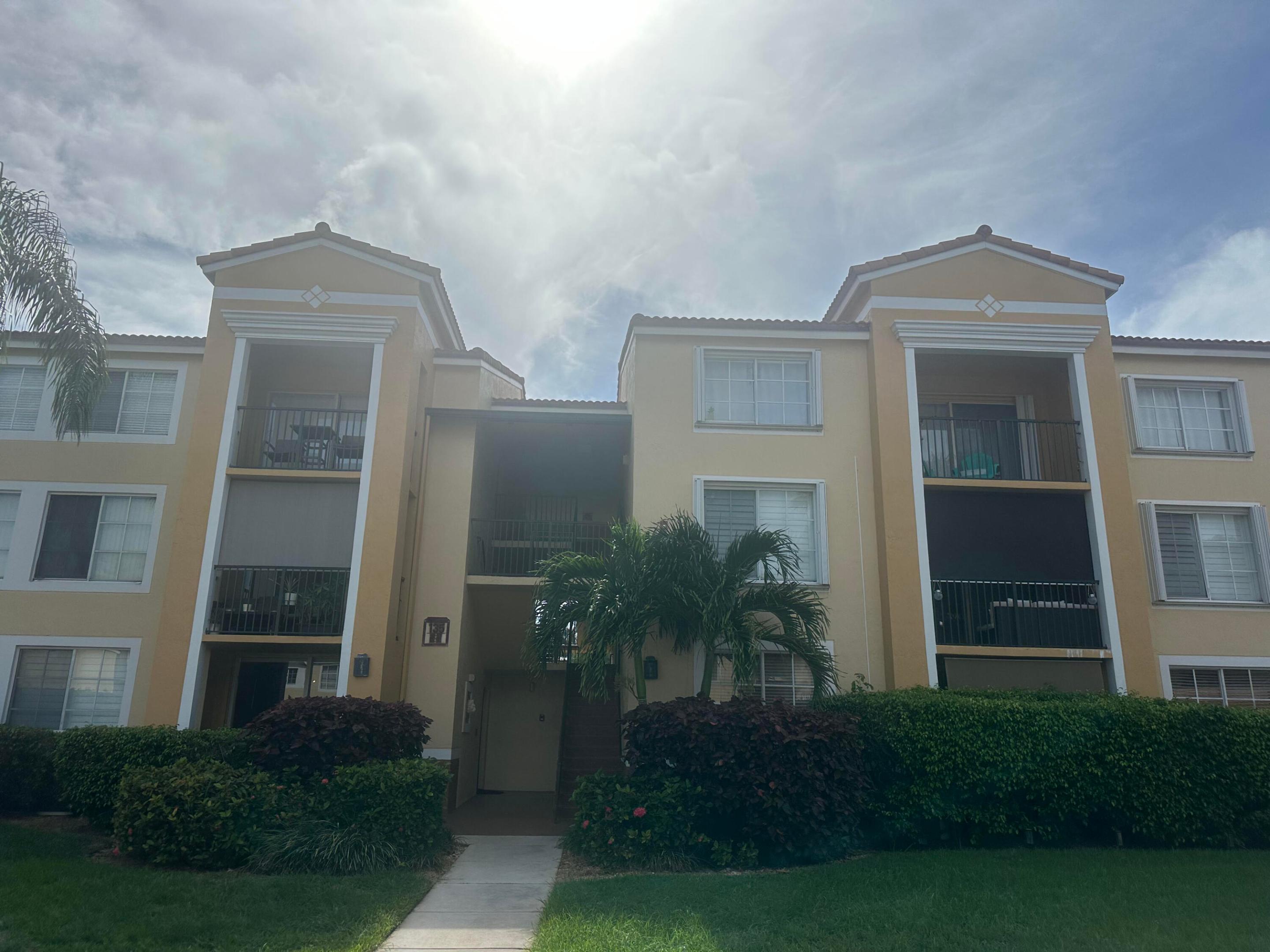135 YACHT CLUB Way 305