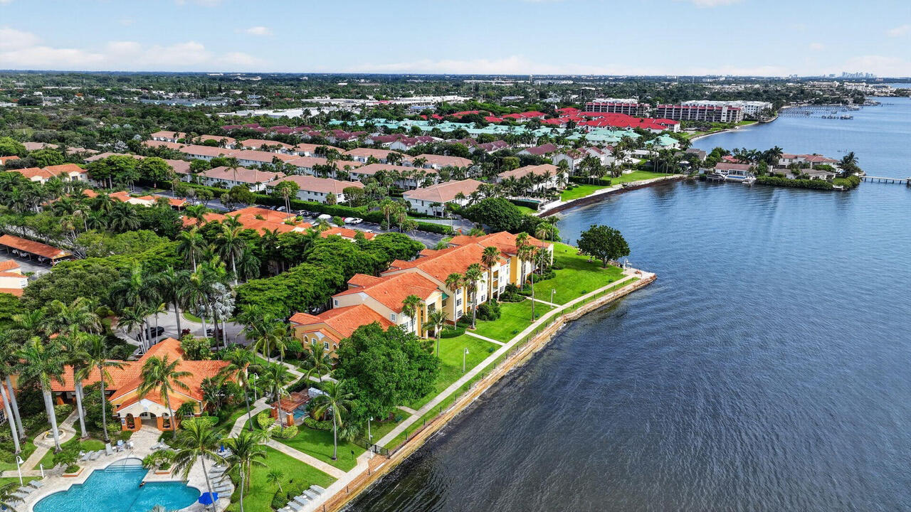 135 YACHT CLUB Way 305