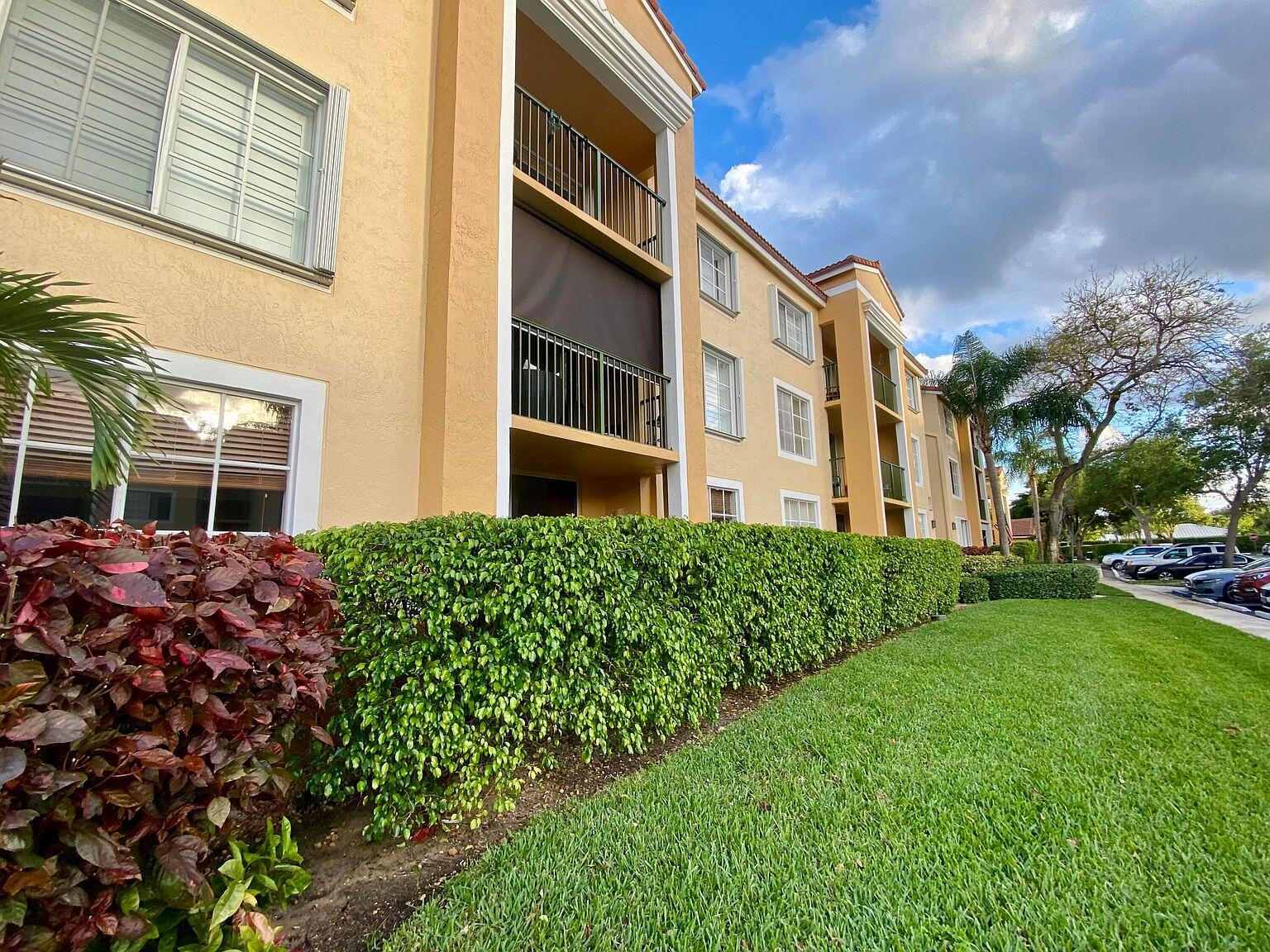 135 YACHT CLUB Way 305