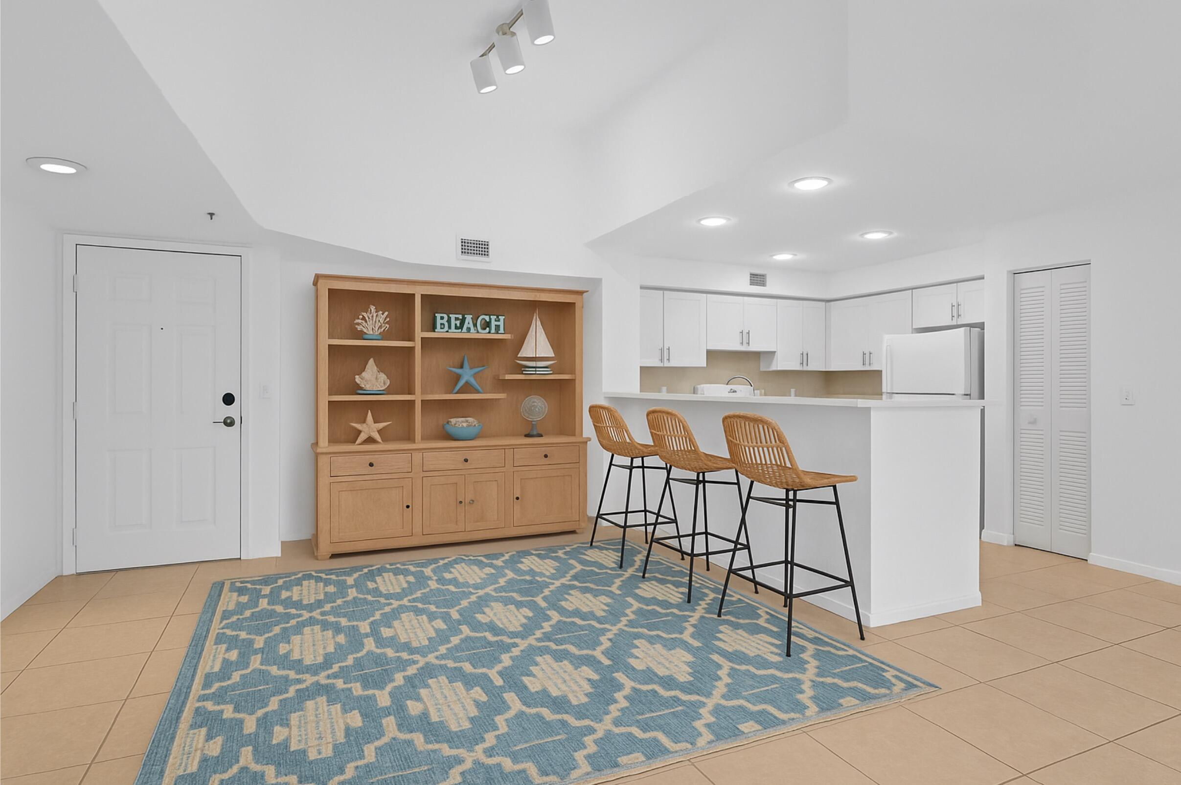 135 YACHT CLUB Way 305
