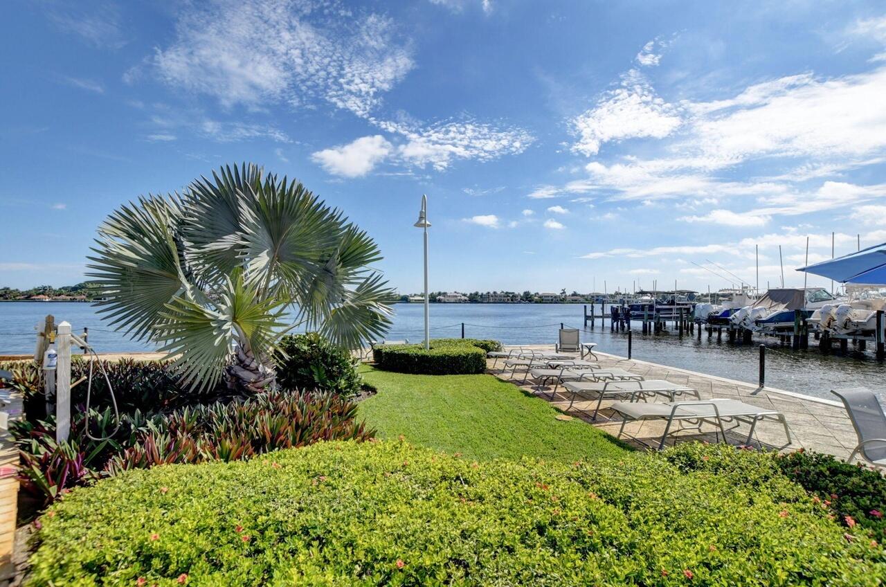 135 YACHT CLUB Way 305