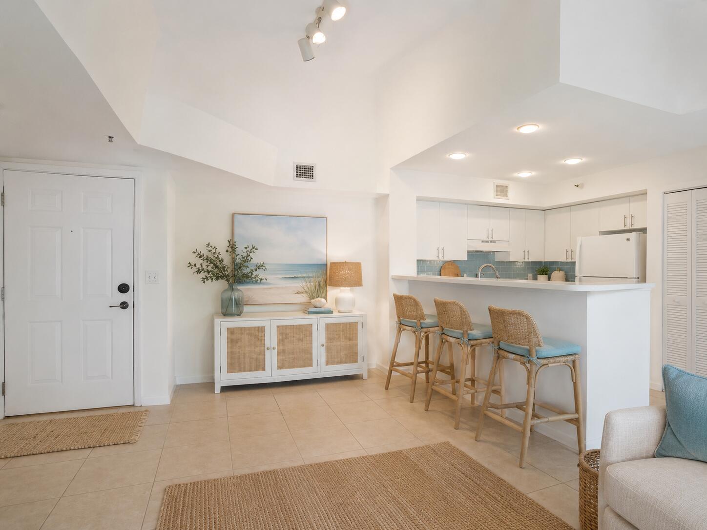 135 YACHT CLUB Way 305