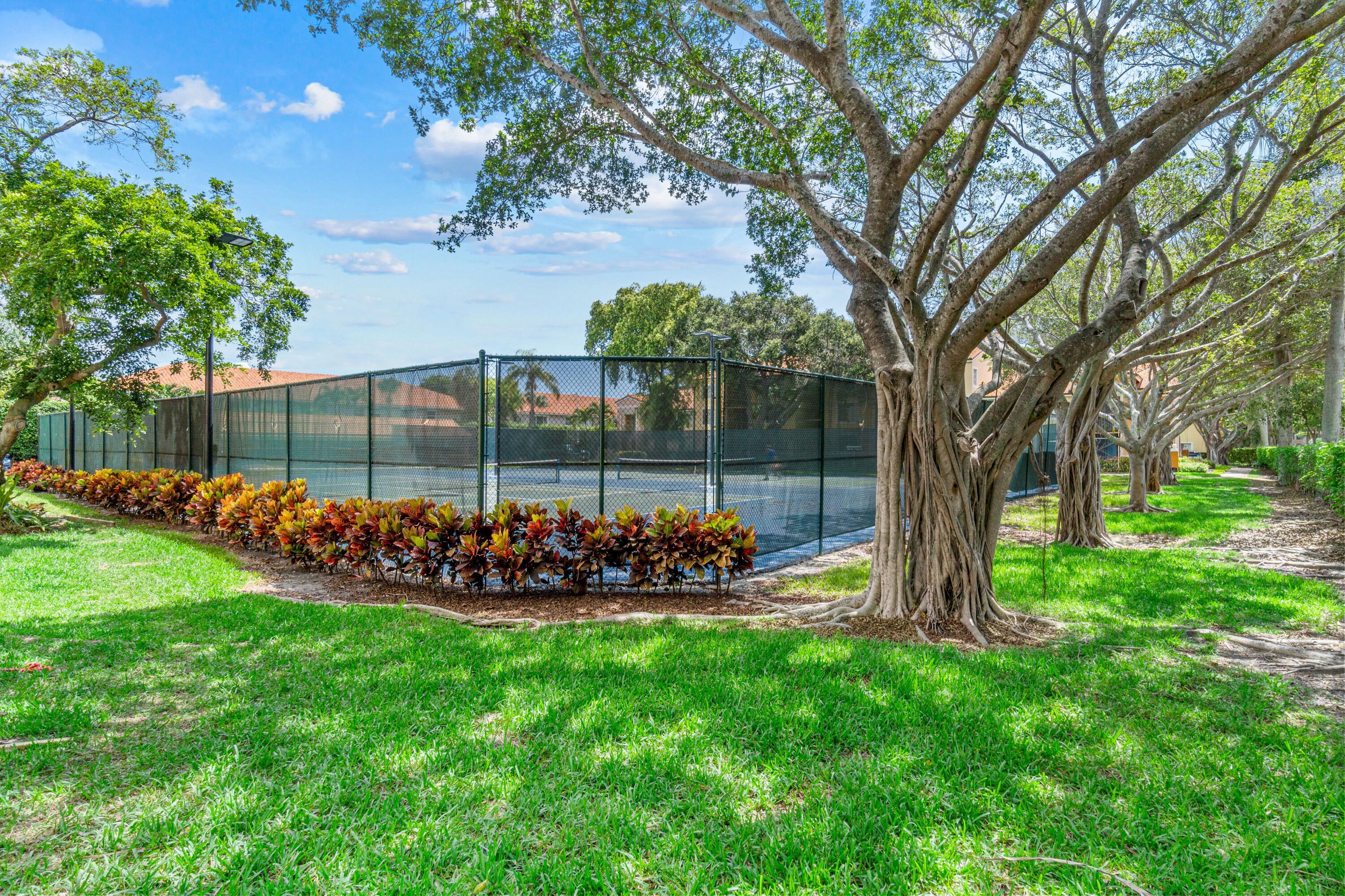 135 YACHT CLUB Way 305