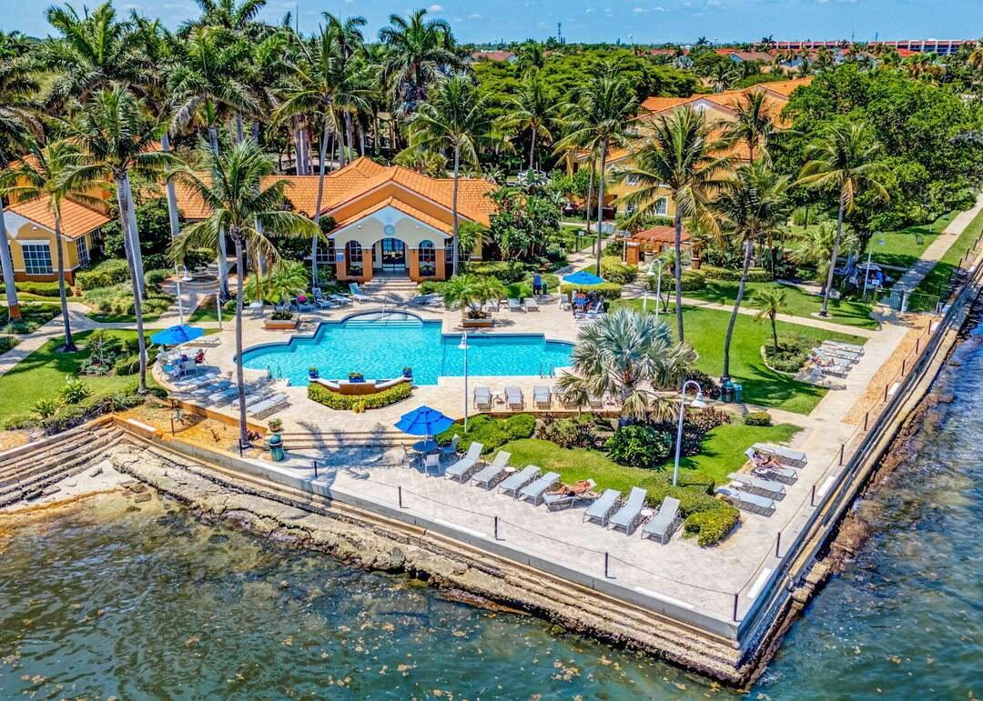 135 YACHT CLUB Way 305