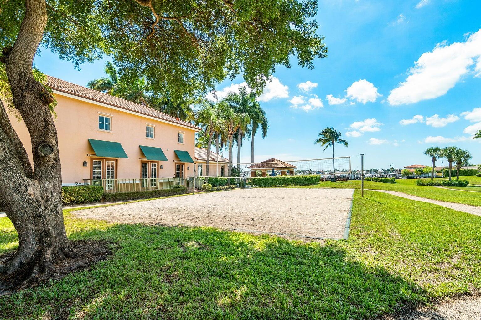 135 YACHT CLUB Way 305