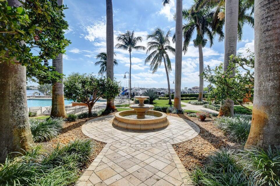 135 YACHT CLUB Way 305