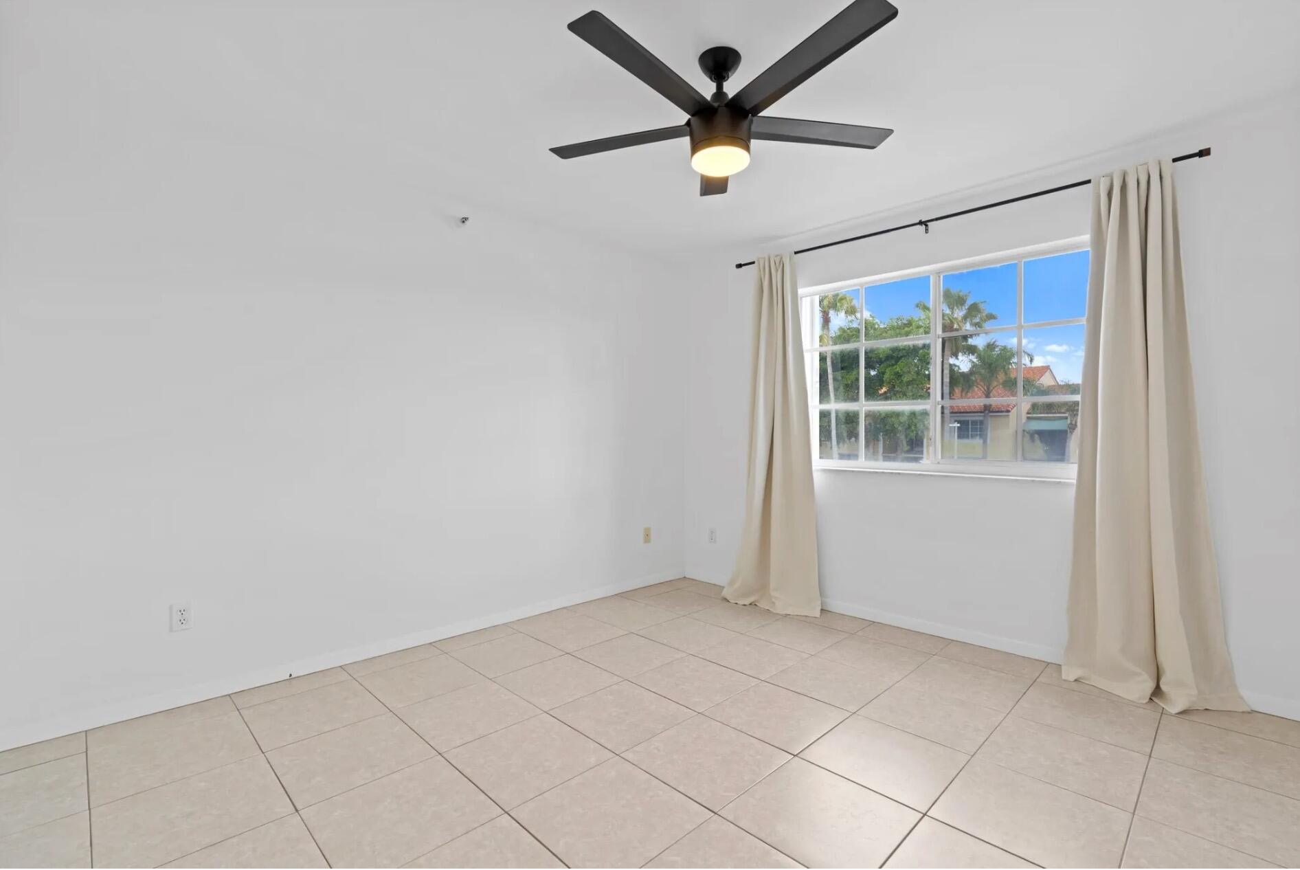 135 YACHT CLUB Way 305