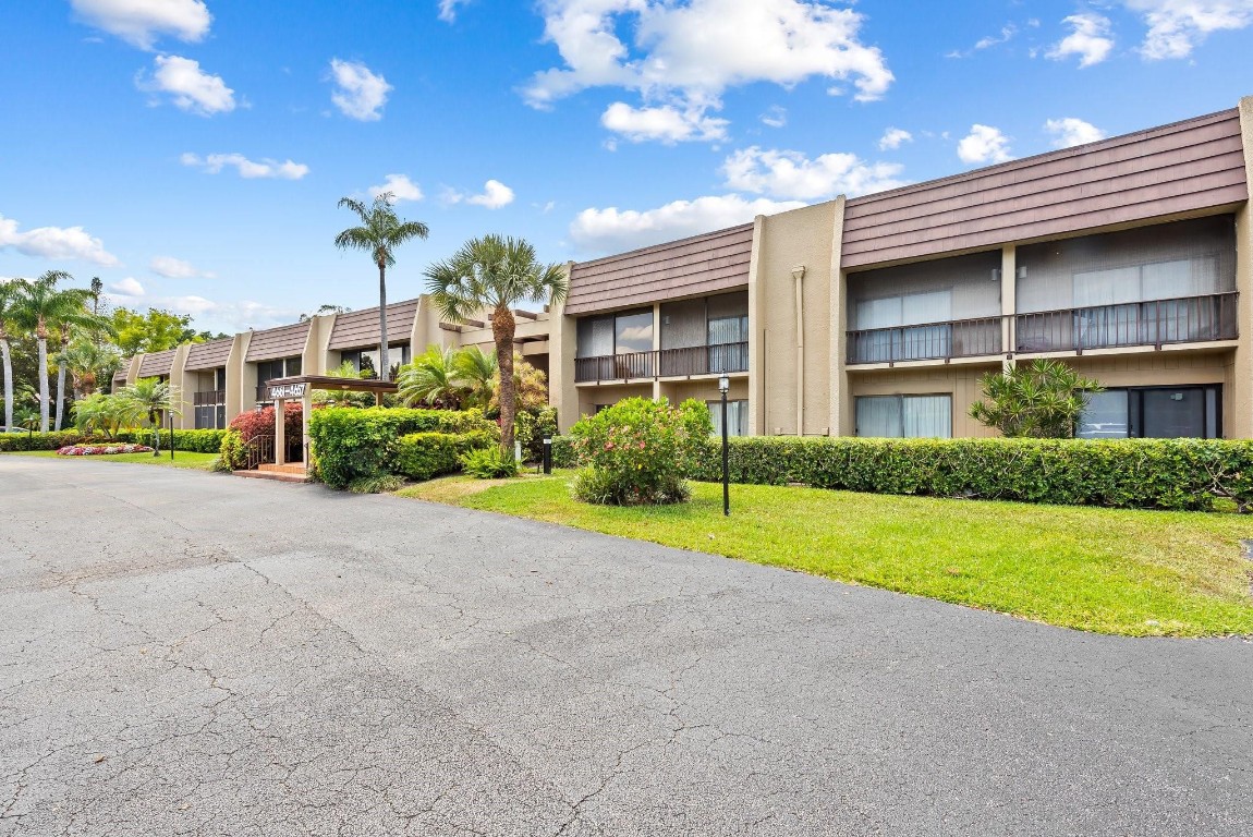 4657 Fountains Dr 105