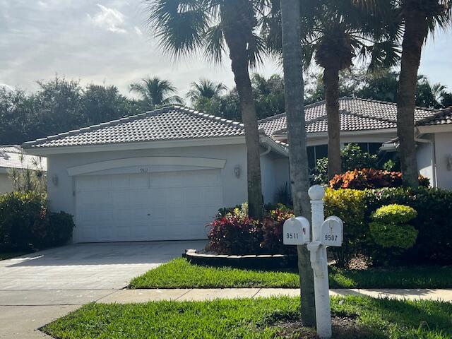 9511 N Crescent View Drive N