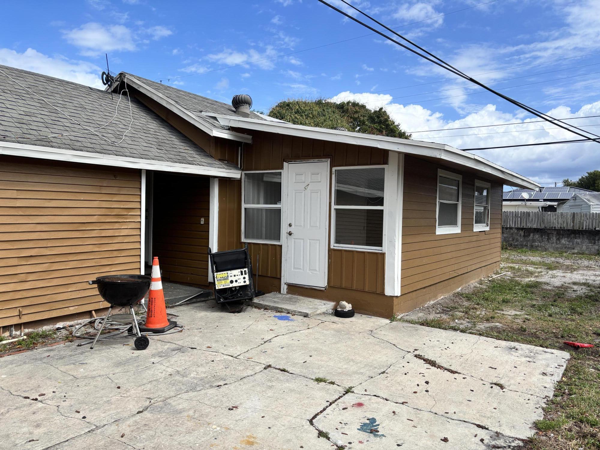 1122 N B Street