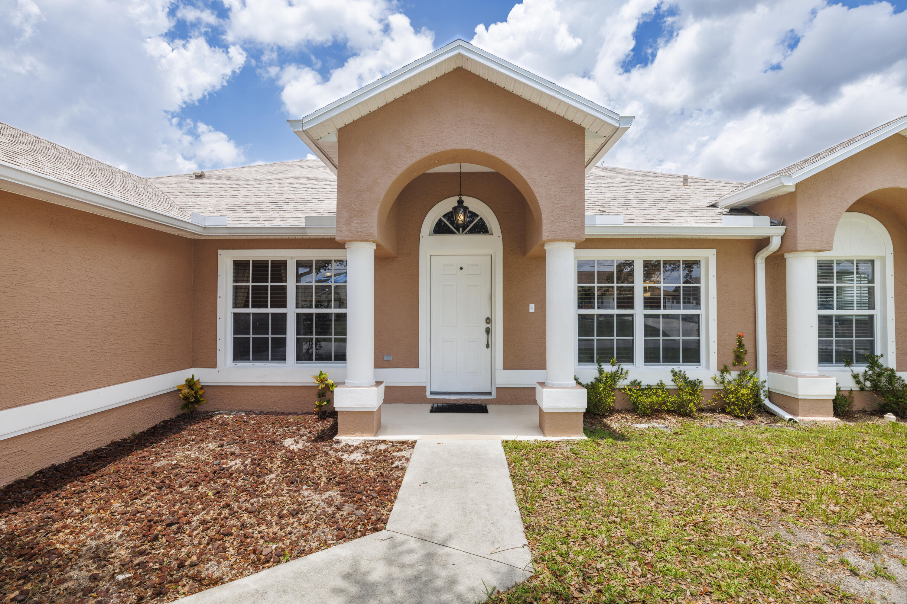 2401 SW Santana Avenue