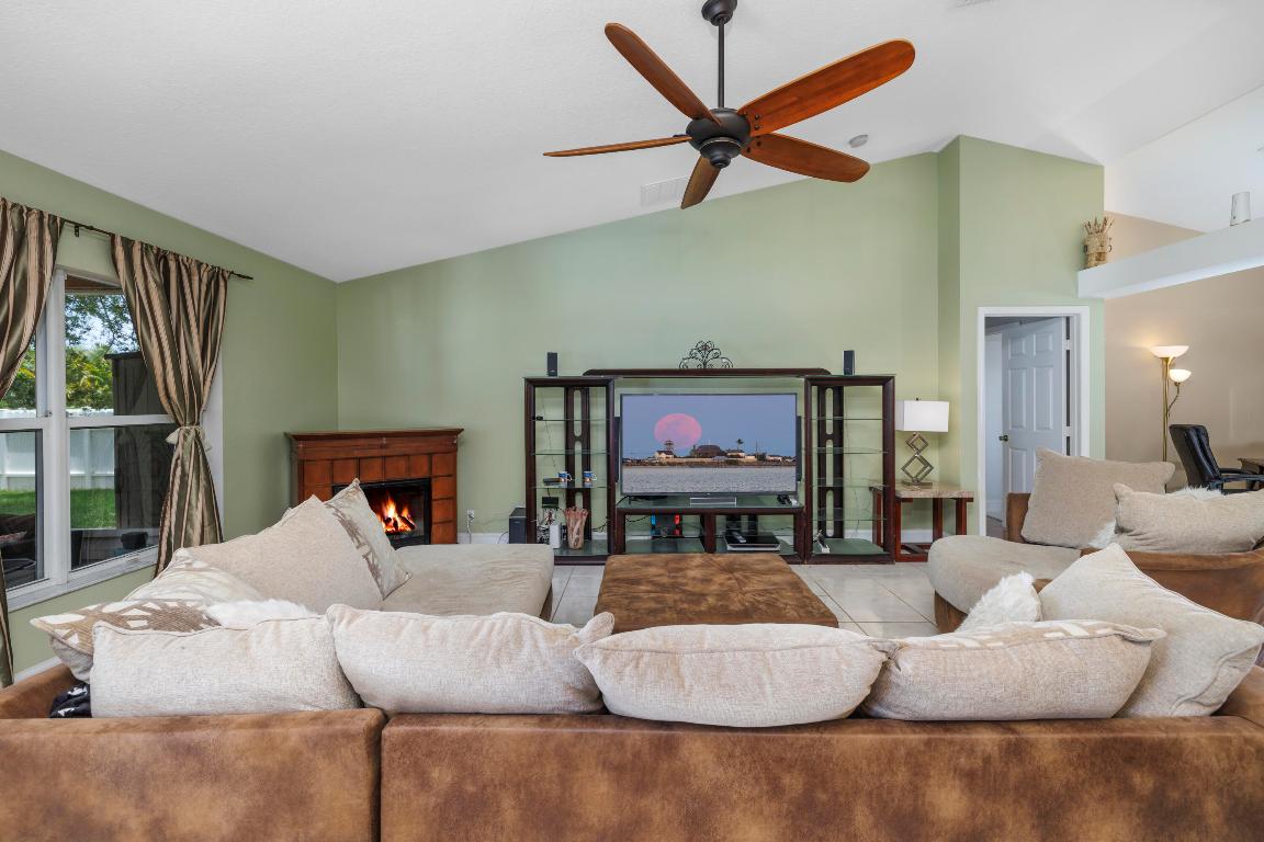 2401 SW Santana Avenue