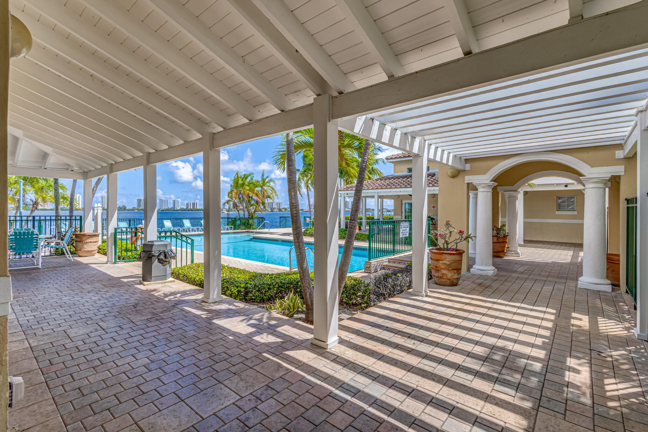 1050 Lake Shore Drive 204