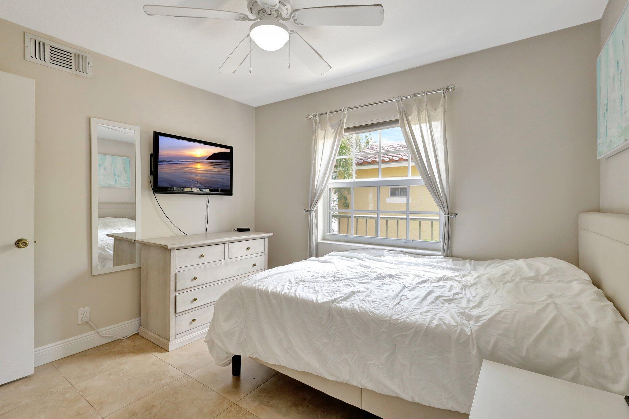 1050 Lake Shore Drive 204