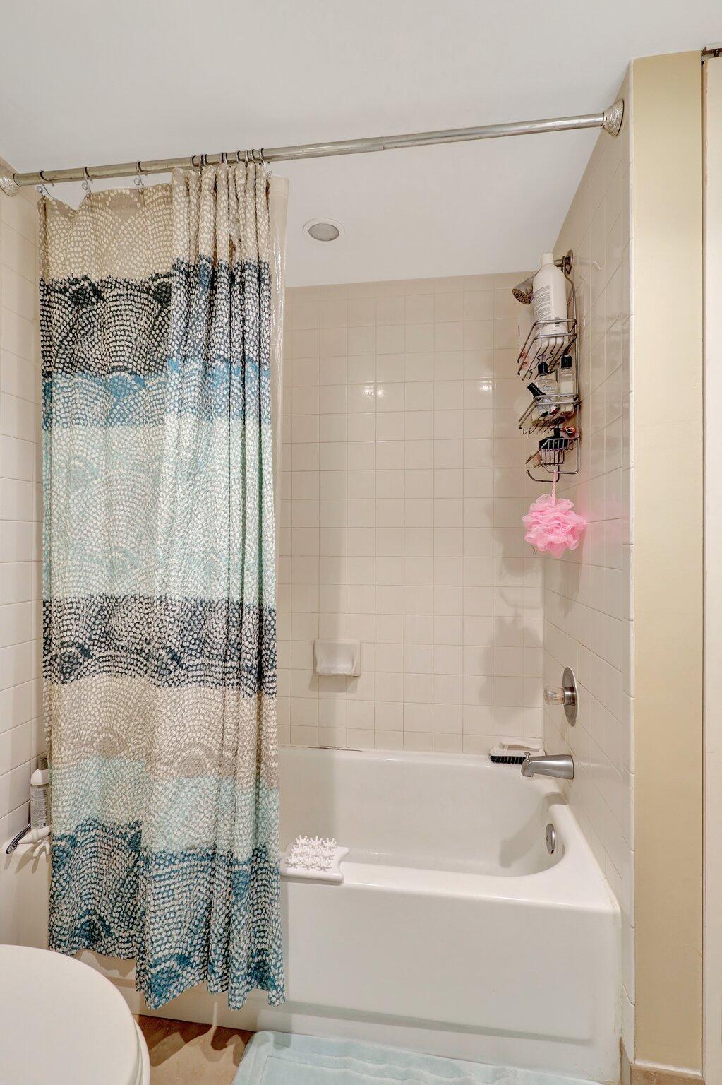 1050 Lake Shore Drive 204