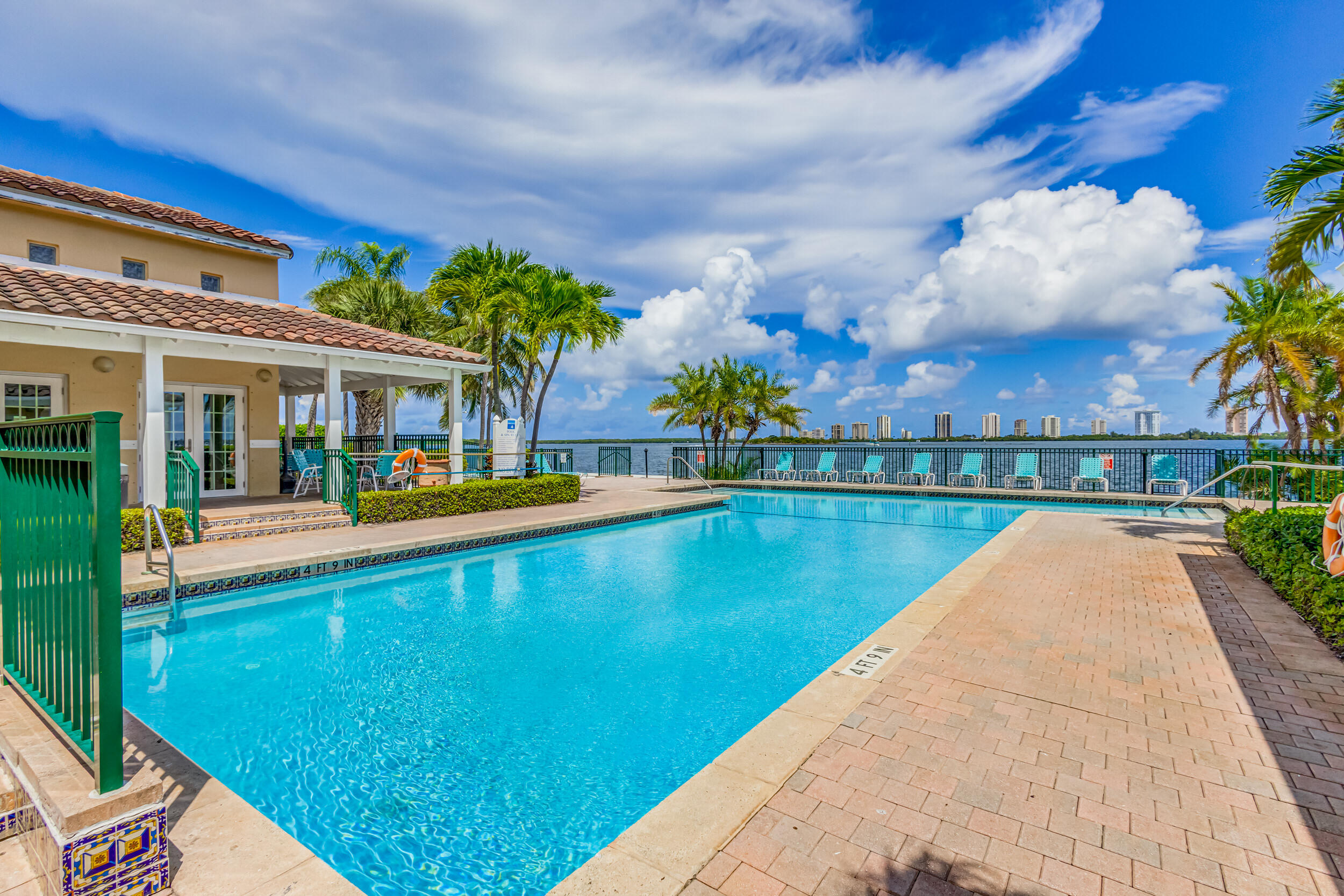 1050 Lake Shore Drive 204