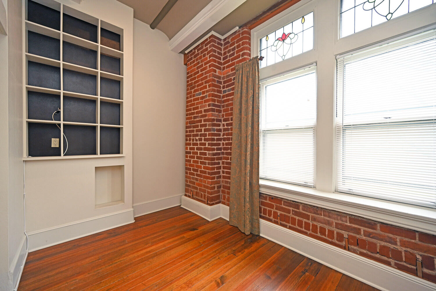 803 E 6th Street, 205