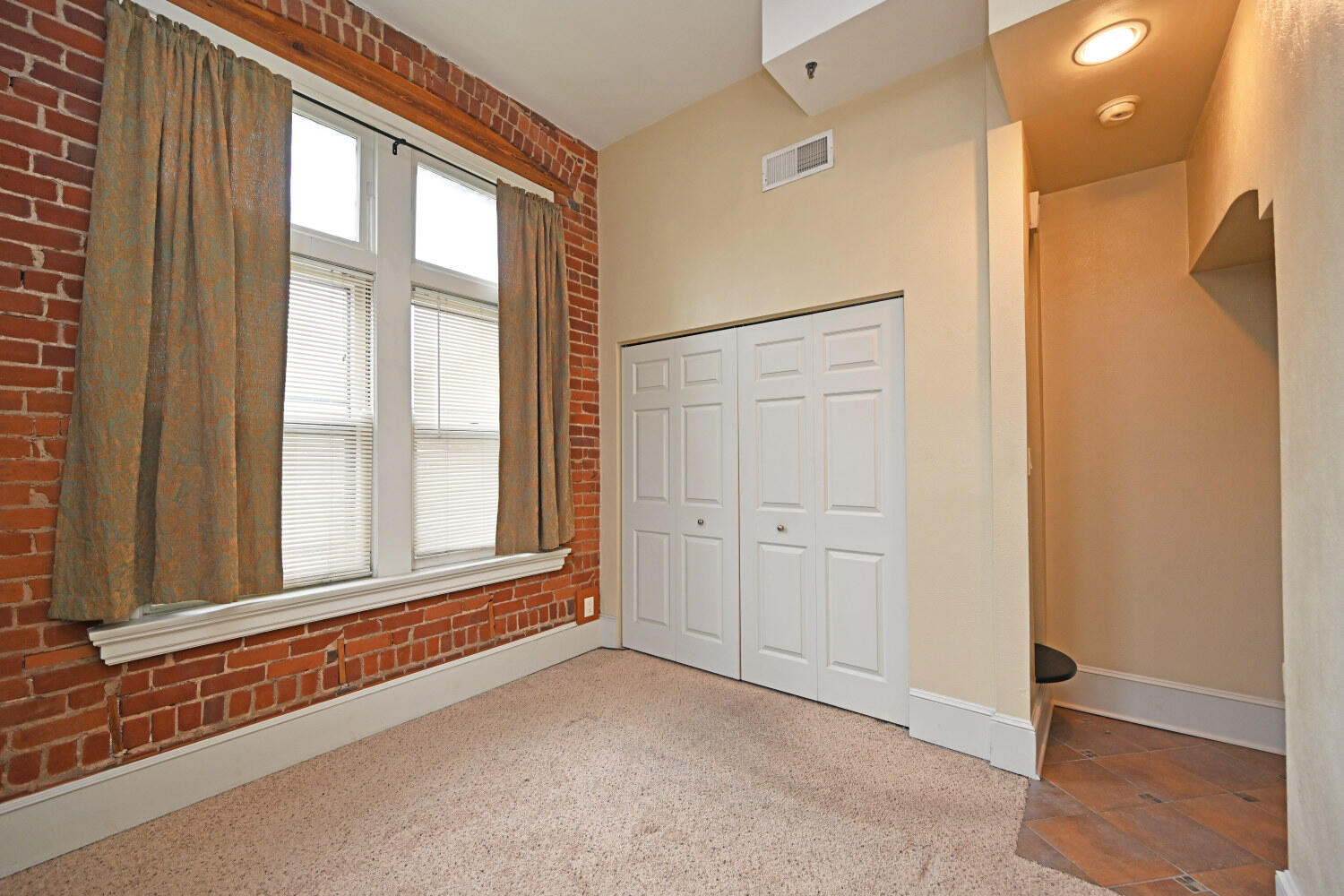 803 E 6th Street, 205