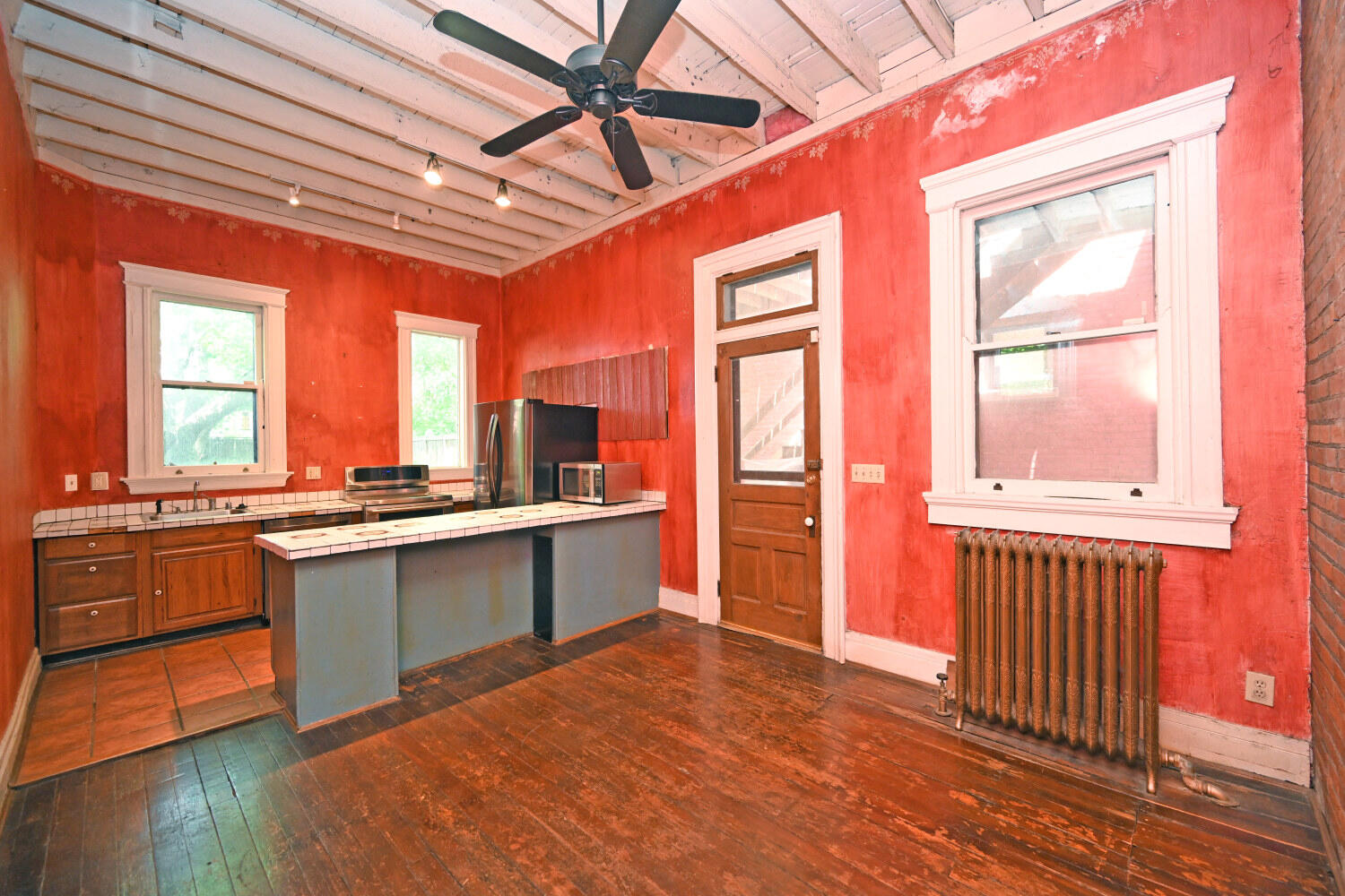 124 W 6th Street