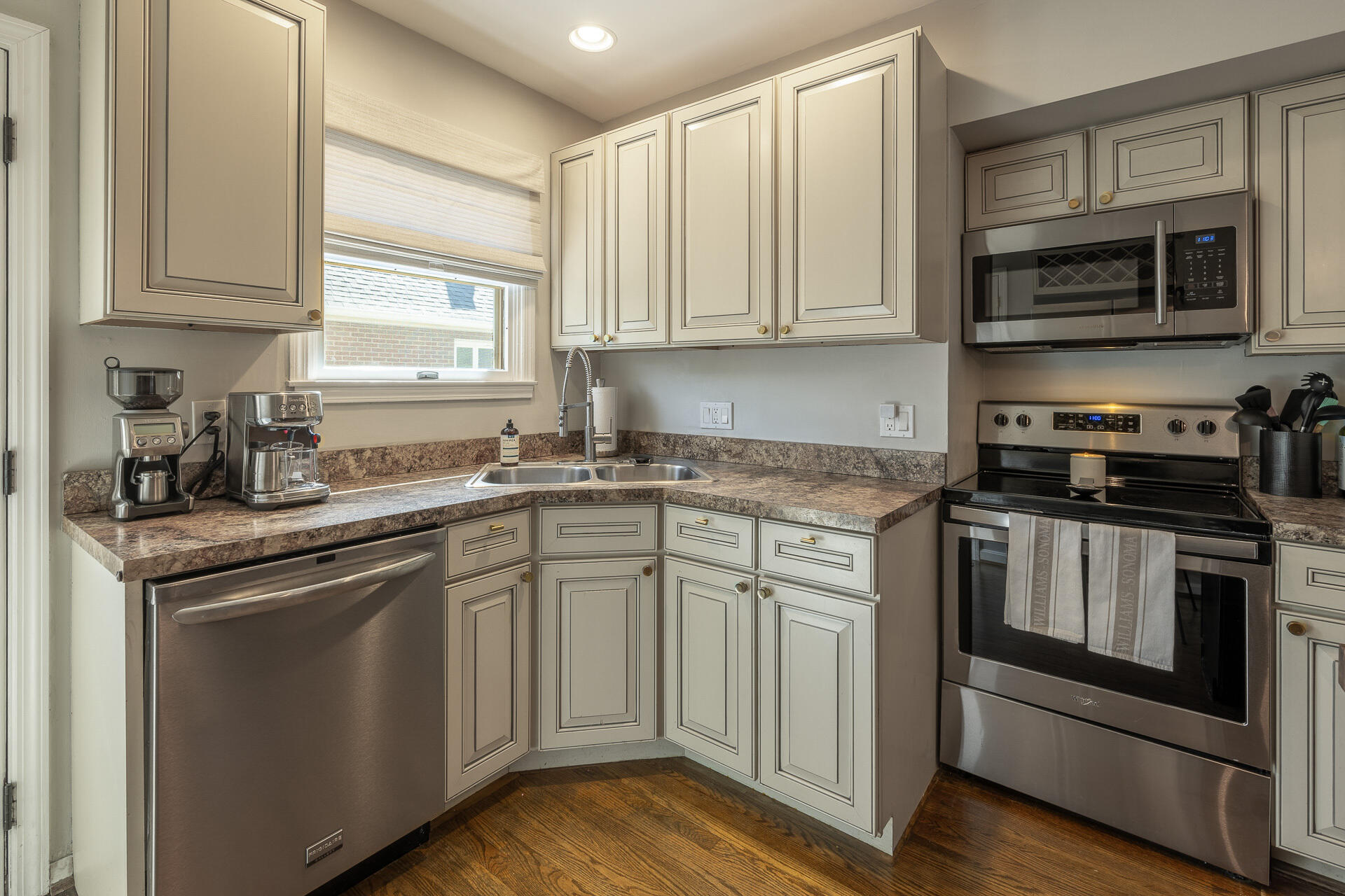 34 W Crittenden Avenue