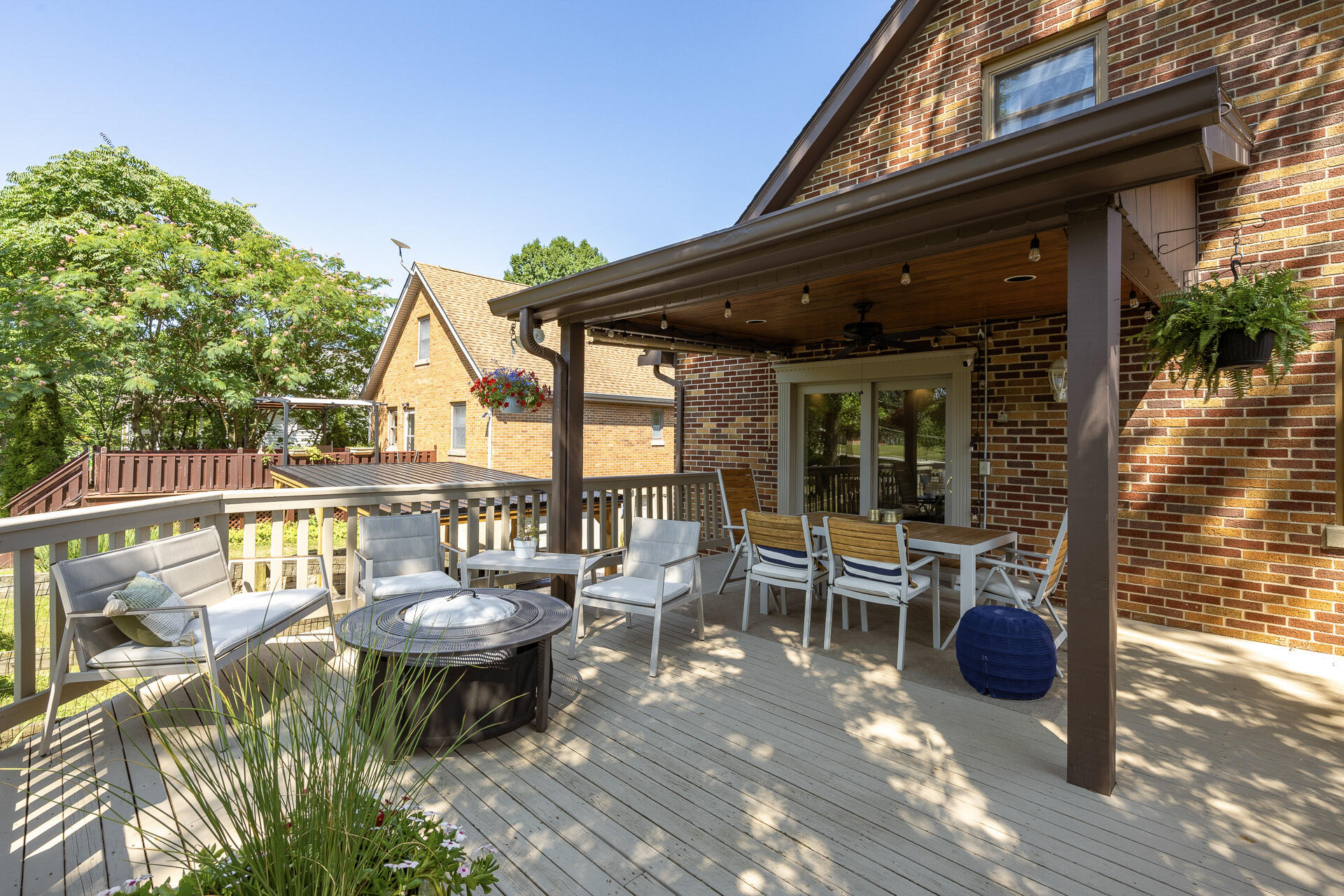 34 W Crittenden Avenue
