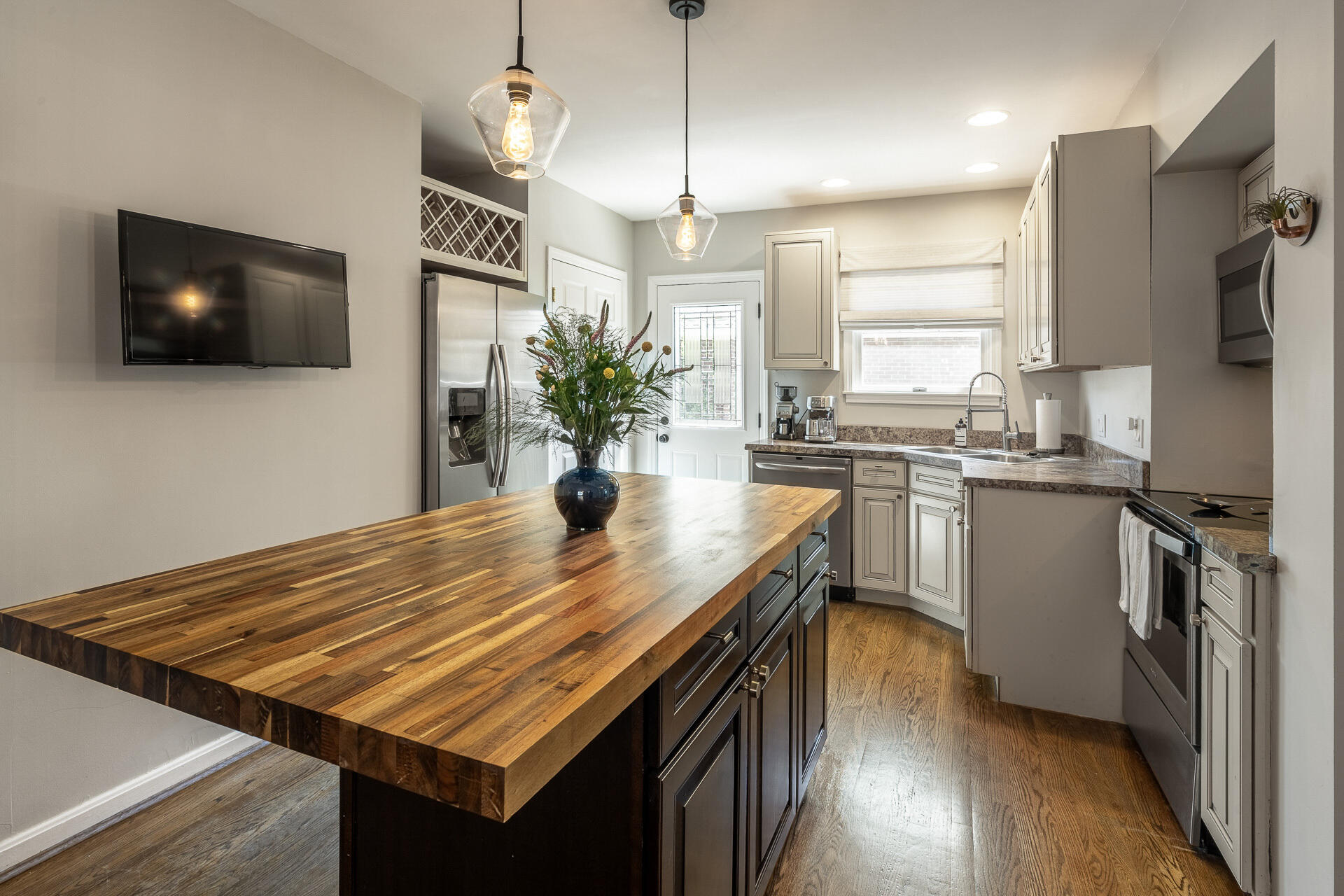 34 W Crittenden Avenue