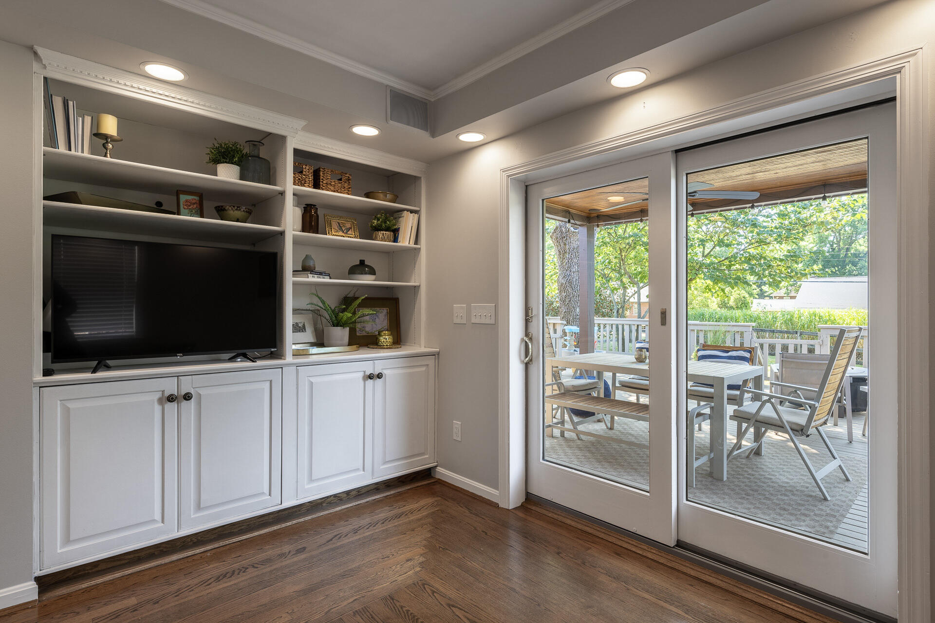 34 W Crittenden Avenue