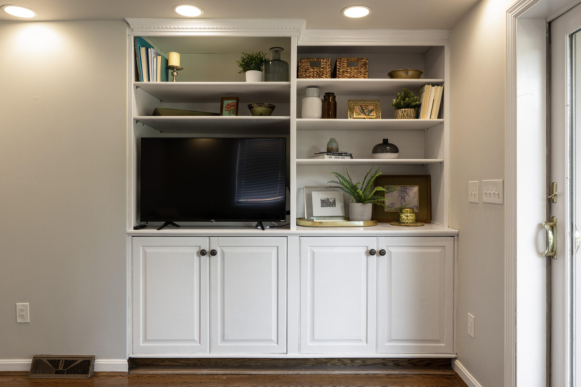 34 W Crittenden Avenue