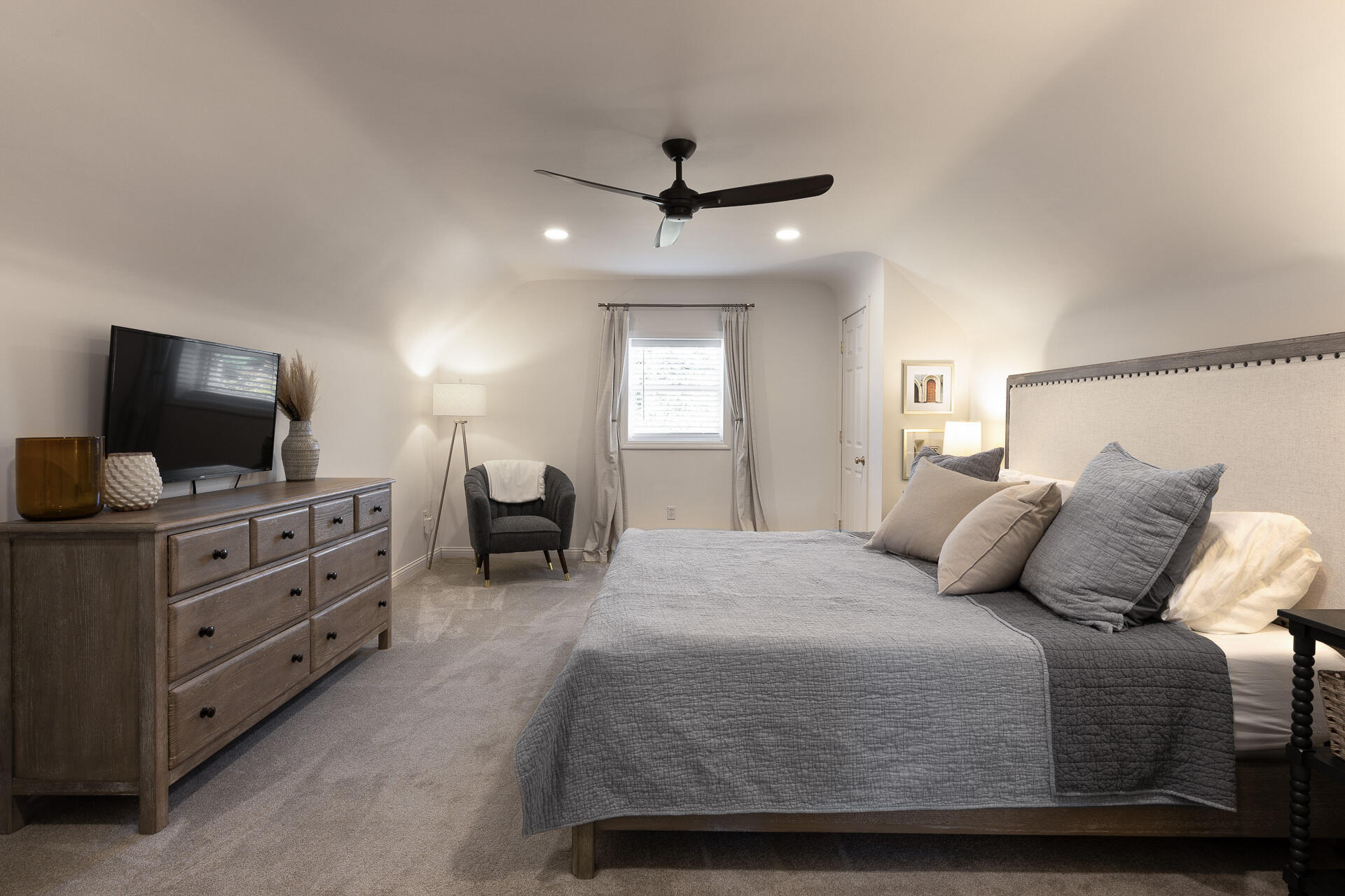 34 W Crittenden Avenue