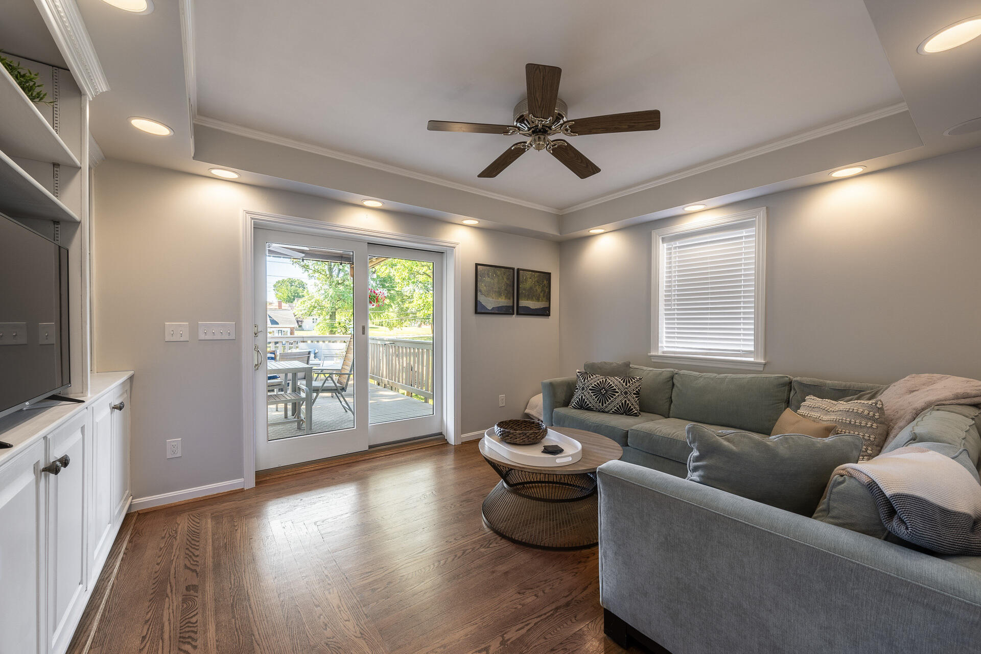 34 W Crittenden Avenue
