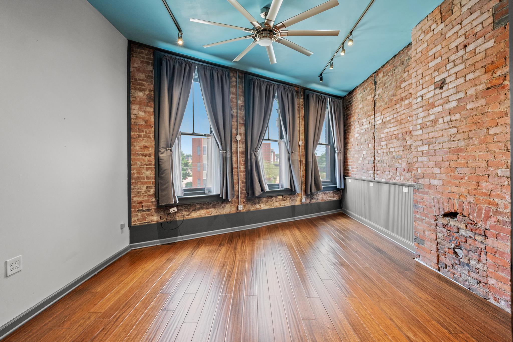 216-218 W Pike Street