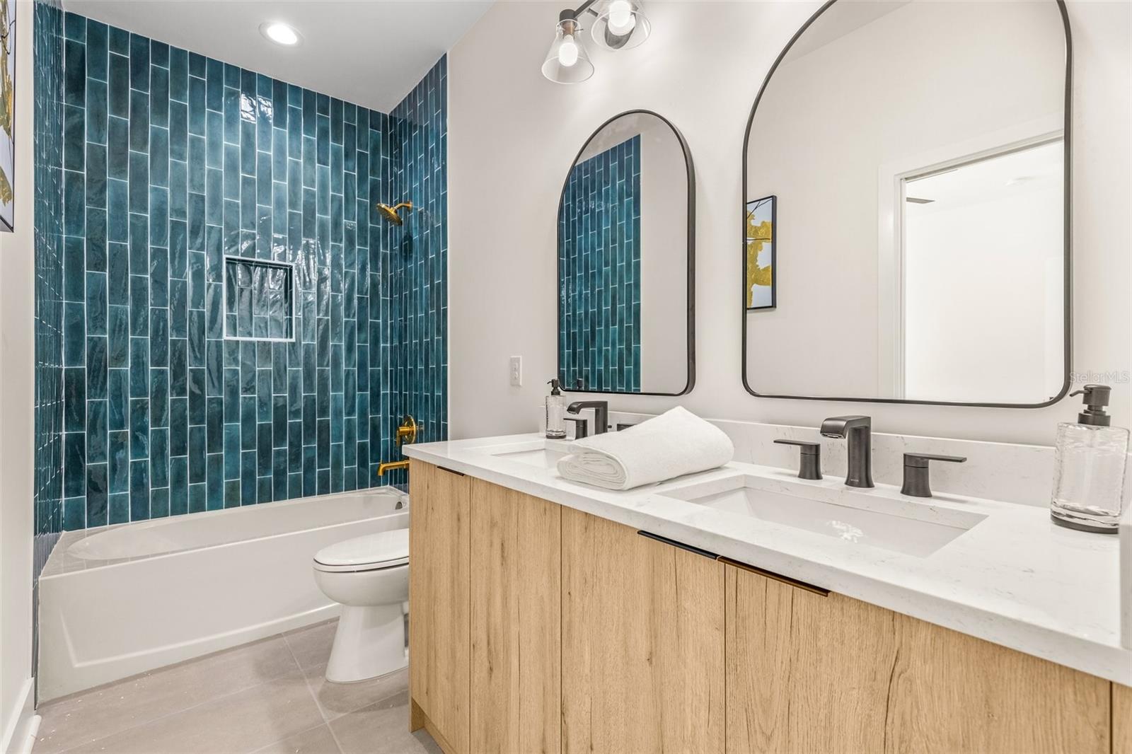 412 W AMELIA AVE #2