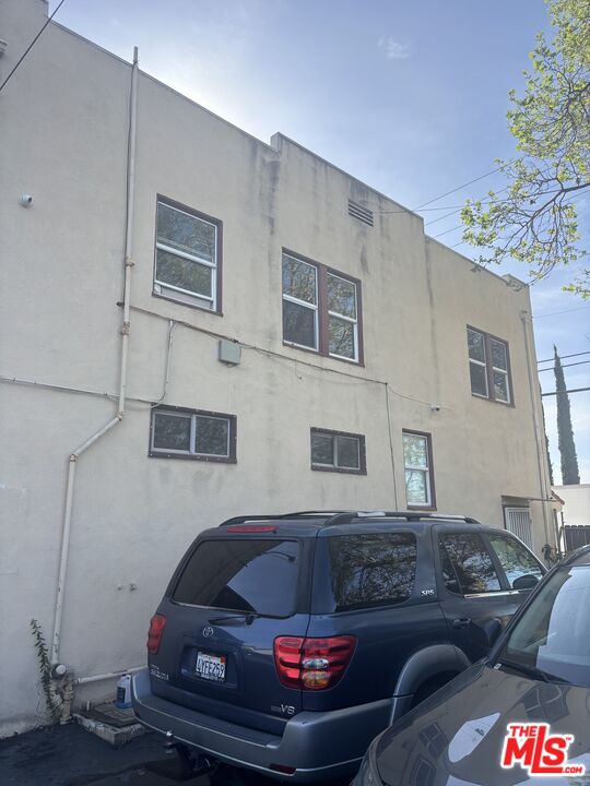 181 E 8th St