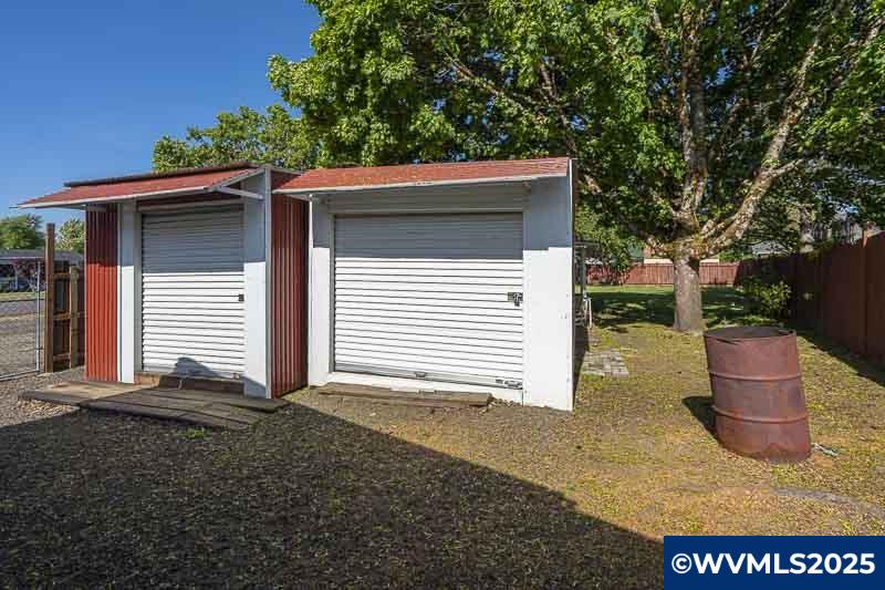 611 NE Bockes Lp