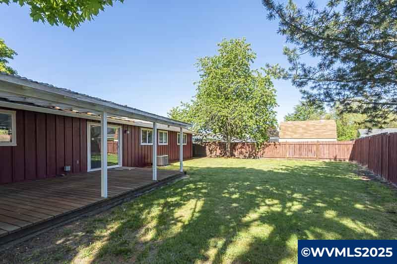 611 NE Bockes Lp