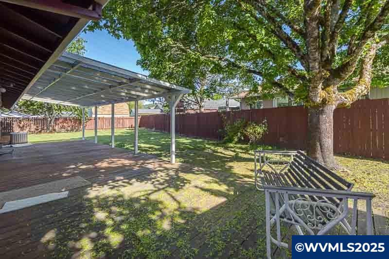 611 NE Bockes Lp