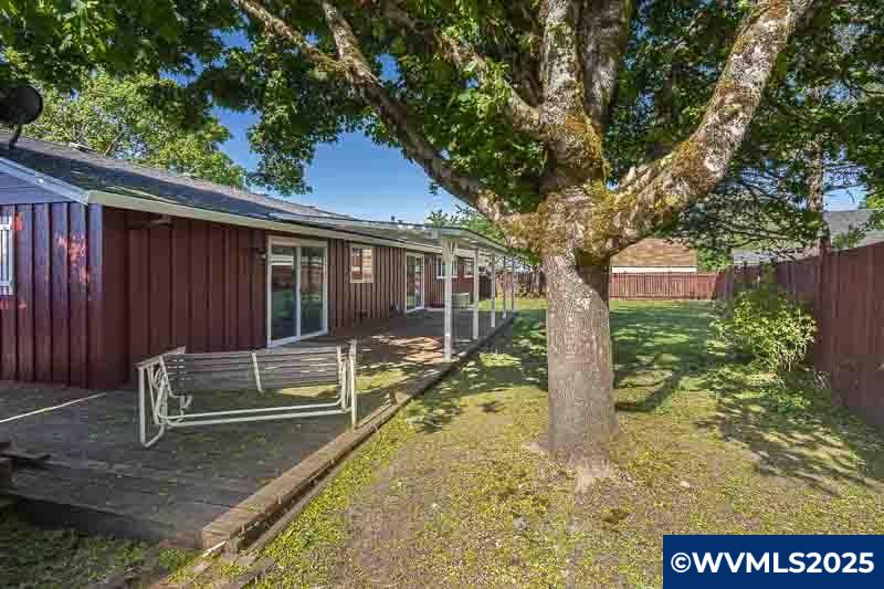 611 NE Bockes Lp