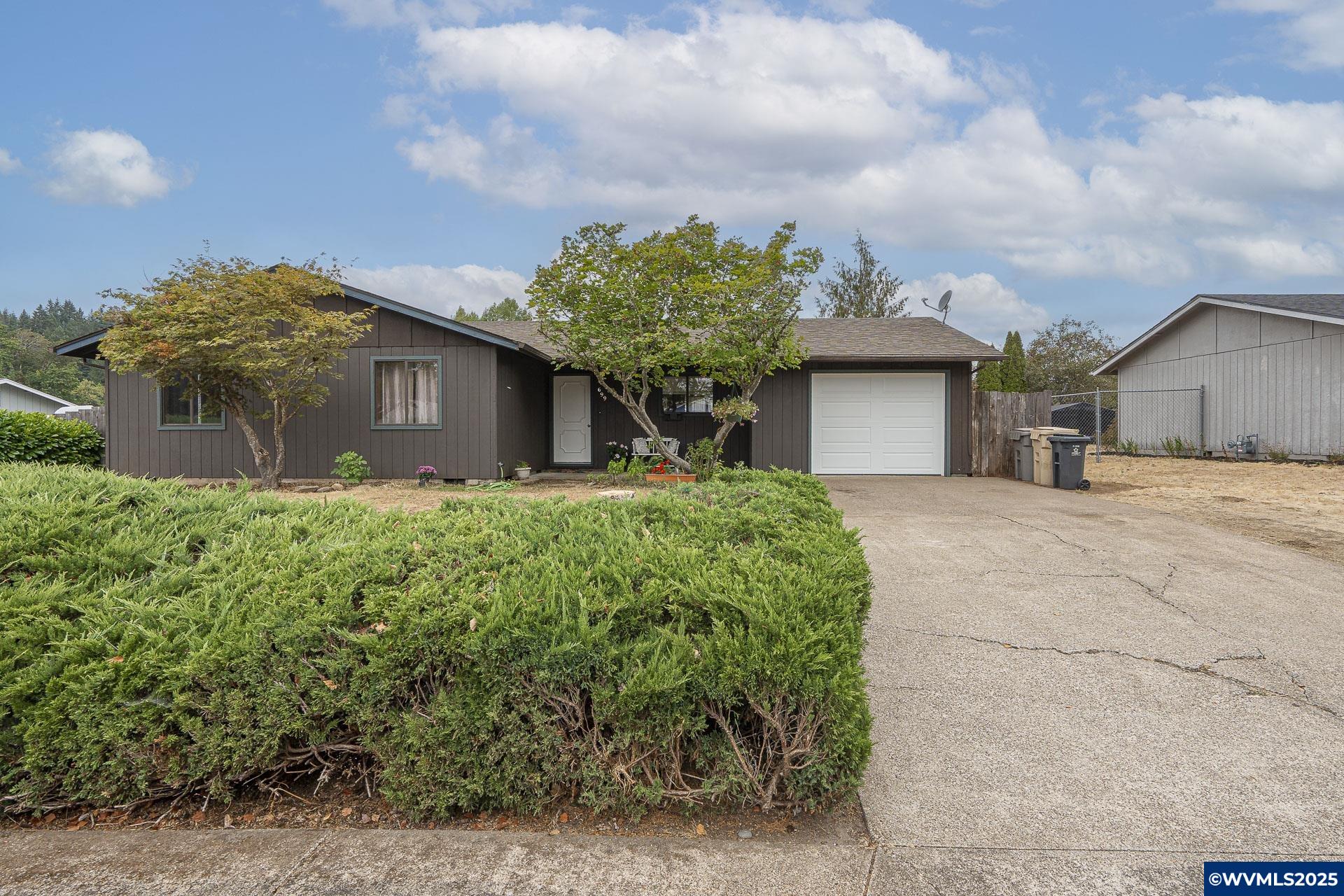 699 SW Sheila St