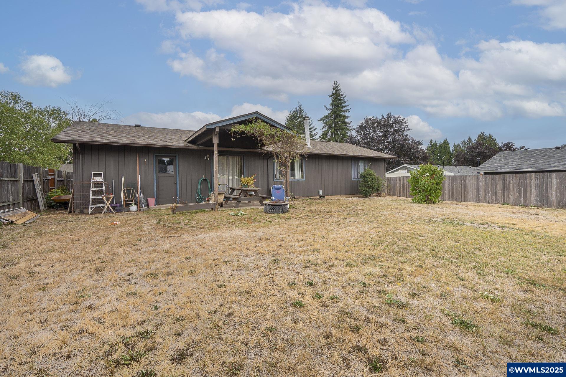 699 SW Sheila St