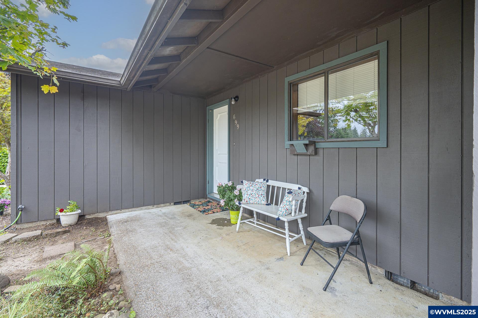 699 SW Sheila St
