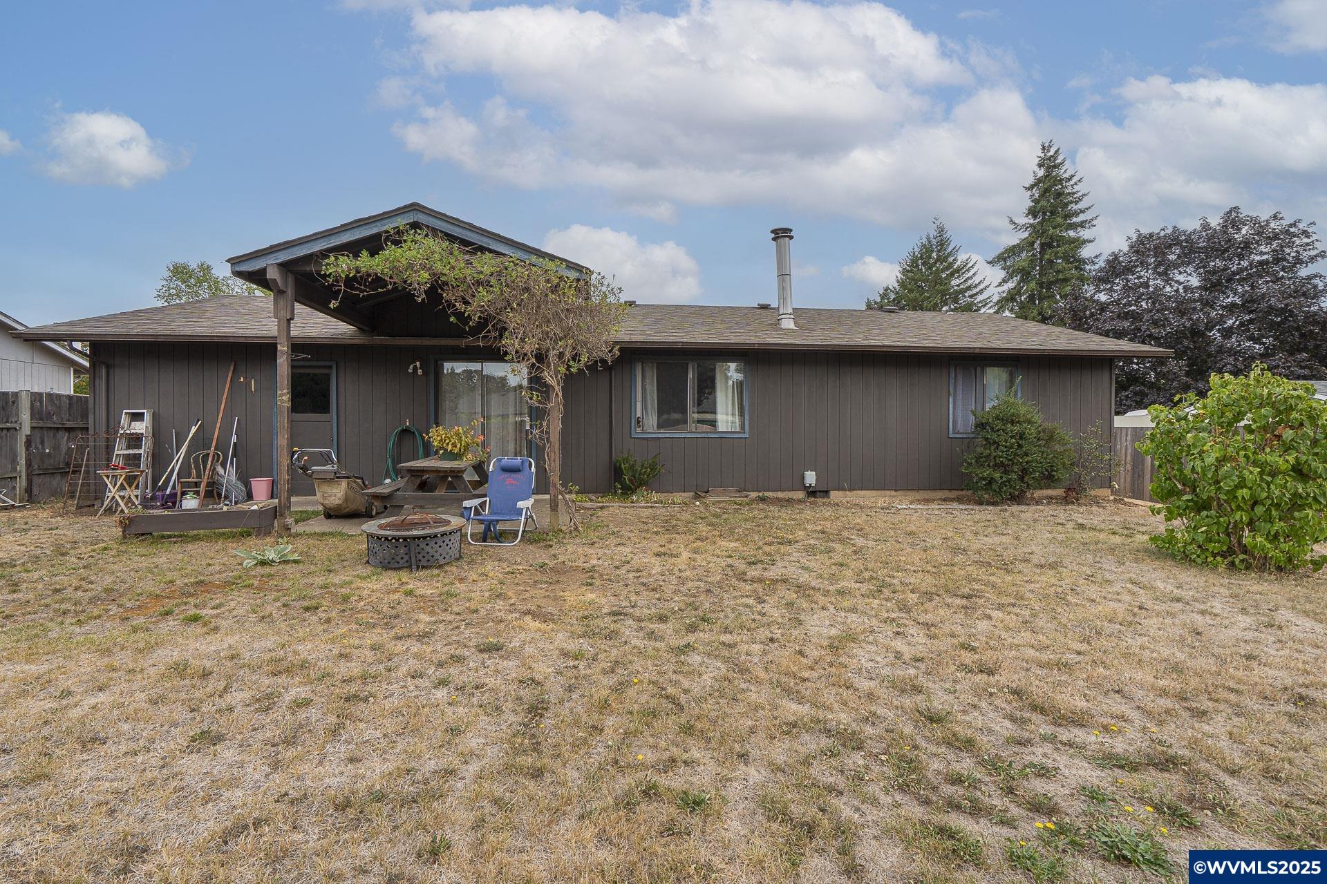 699 SW Sheila St